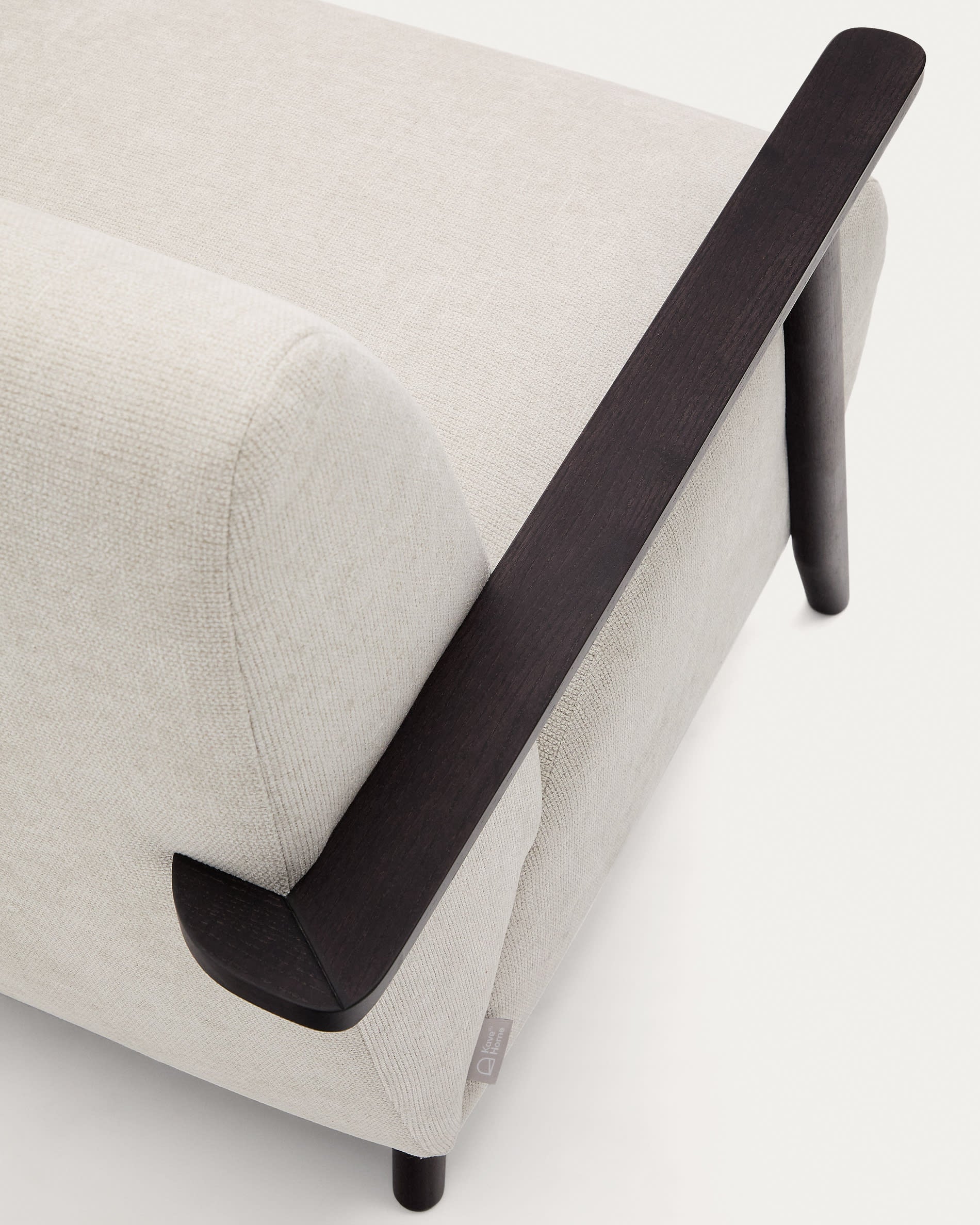 Sessel Meghan: Hochwertiger Chenille-Stoff in Perlfarbe, robustes Eschenholz mit Wenge-Finish. Ideal für stilvolle und nachhaltige Wohnräume.