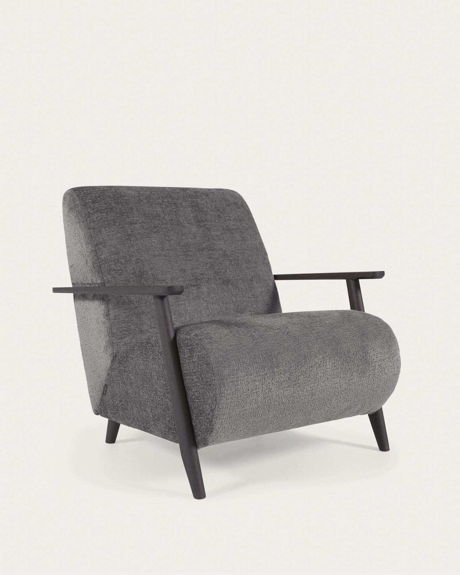 Sessel Meghan aus grauer Chenille und Holz mit Wenge-Finish in Grau präsentiert im Onlineshop von KAQTU Design AG. Sessel ist von Kave Home