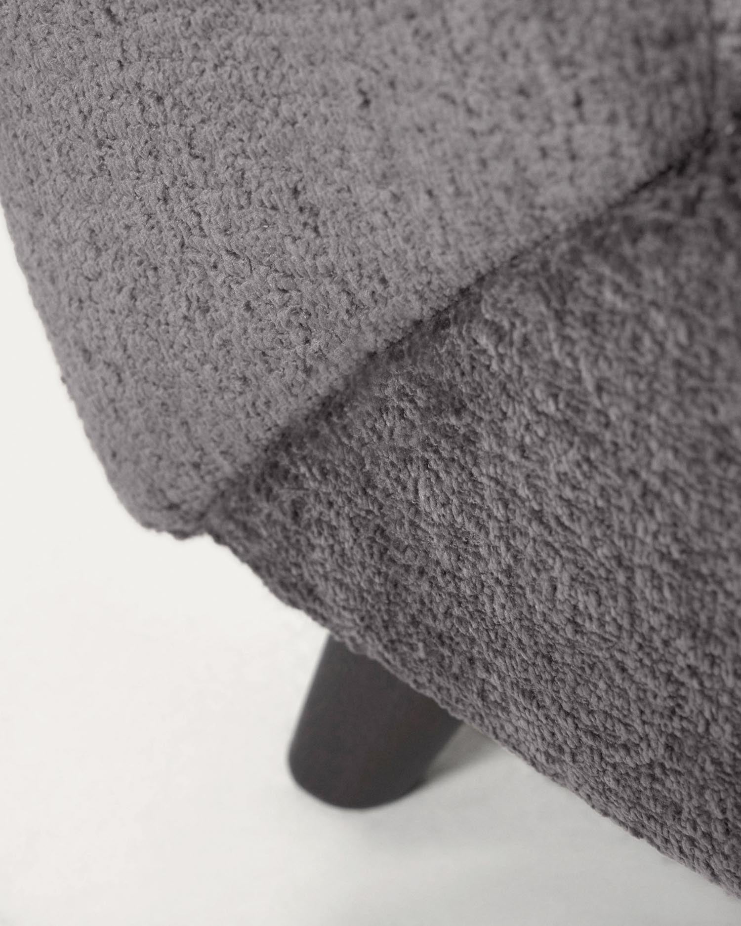 Stylischer Sessel Meghan in grauem Chenille, kombiniert mit einem stabilen Holzrahmen in Wenge-Finish – ideal für modernes Wohndesign.