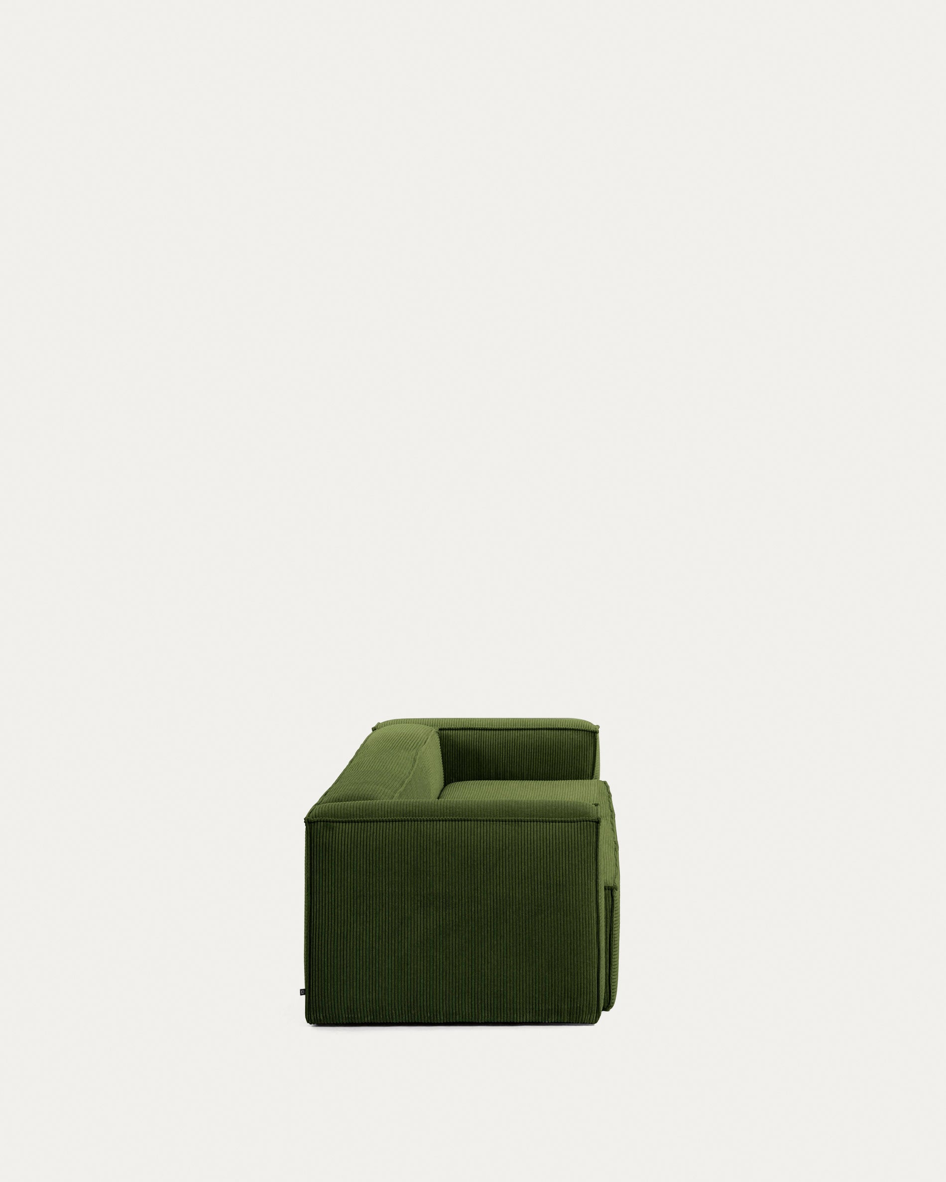 Stylisches 2-Sitzer-Sofa Blok in tiefem, grünem Cord, 210 cm, nachhaltig produziert mit FSC Mix Credit, ideal für moderne Wohnräume.