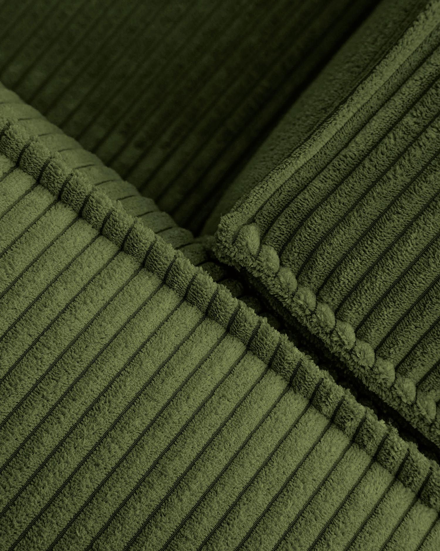 Elegantes 2-Sitzer-Sofa Blok in sattem Grün aus Cord, 210 cm. Ideal für stilvolle Entspannung und umweltbewussten Wohnkomfort.