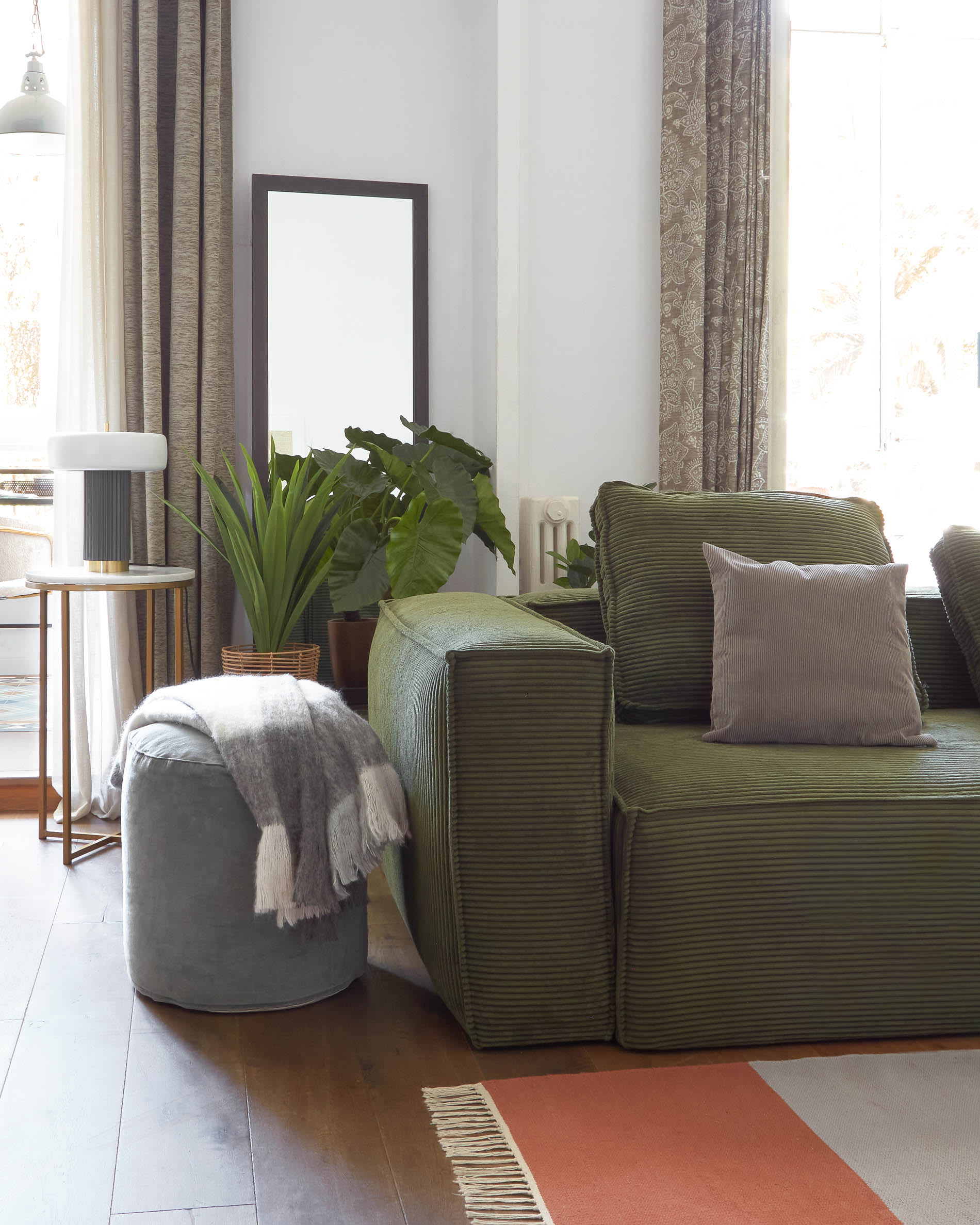 Elegantes 2-Sitzer-Sofa aus grünem Cord, 210 cm breit, FSC-zertifiziert, von Kave Home. Modern und nachhaltig.