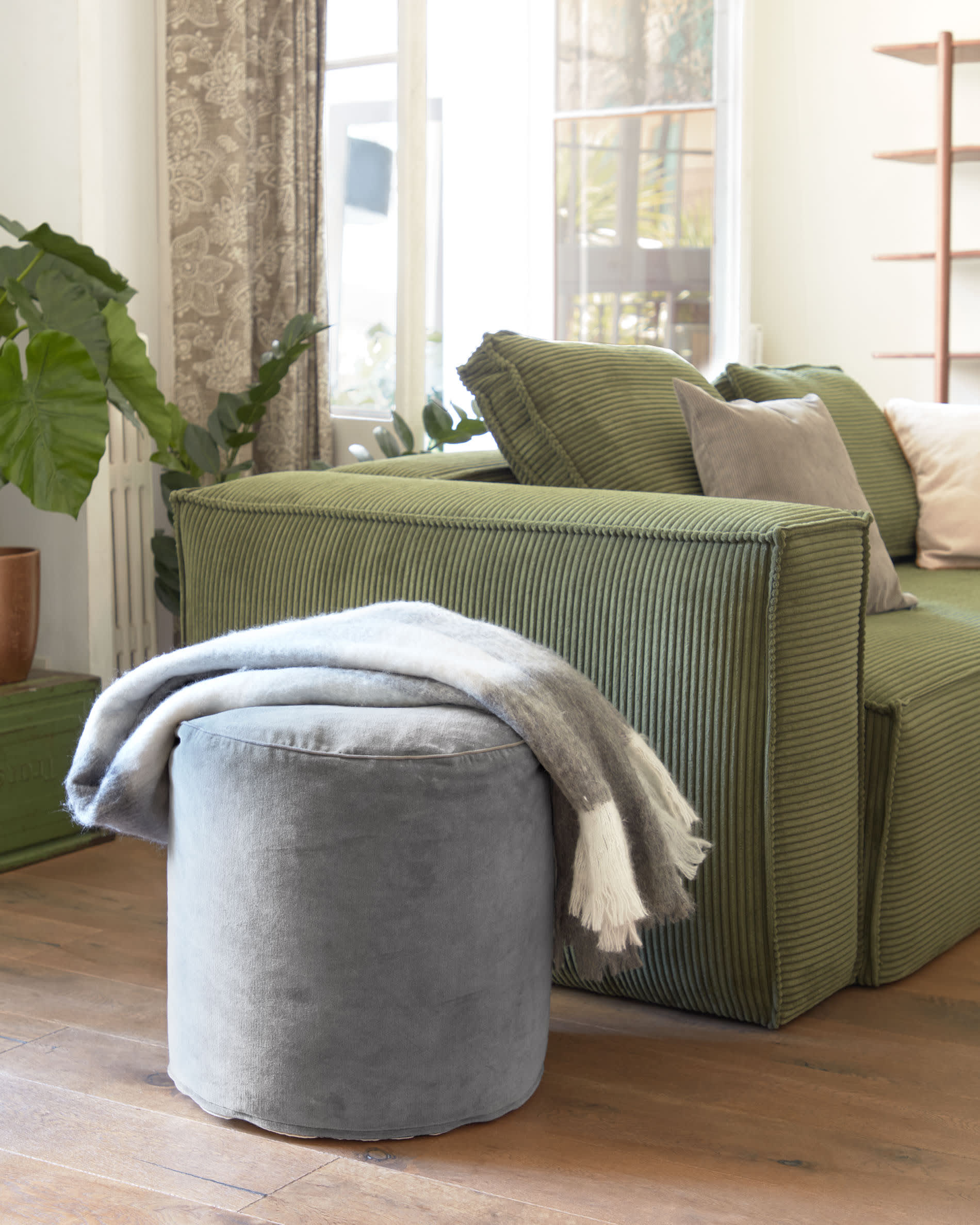 Stylisches 2-Sitzer-Sofa in tiefgrünem Cord, 210 cm, FSC Mix Credit, ideal für moderne Wohnräume von Kave Home.