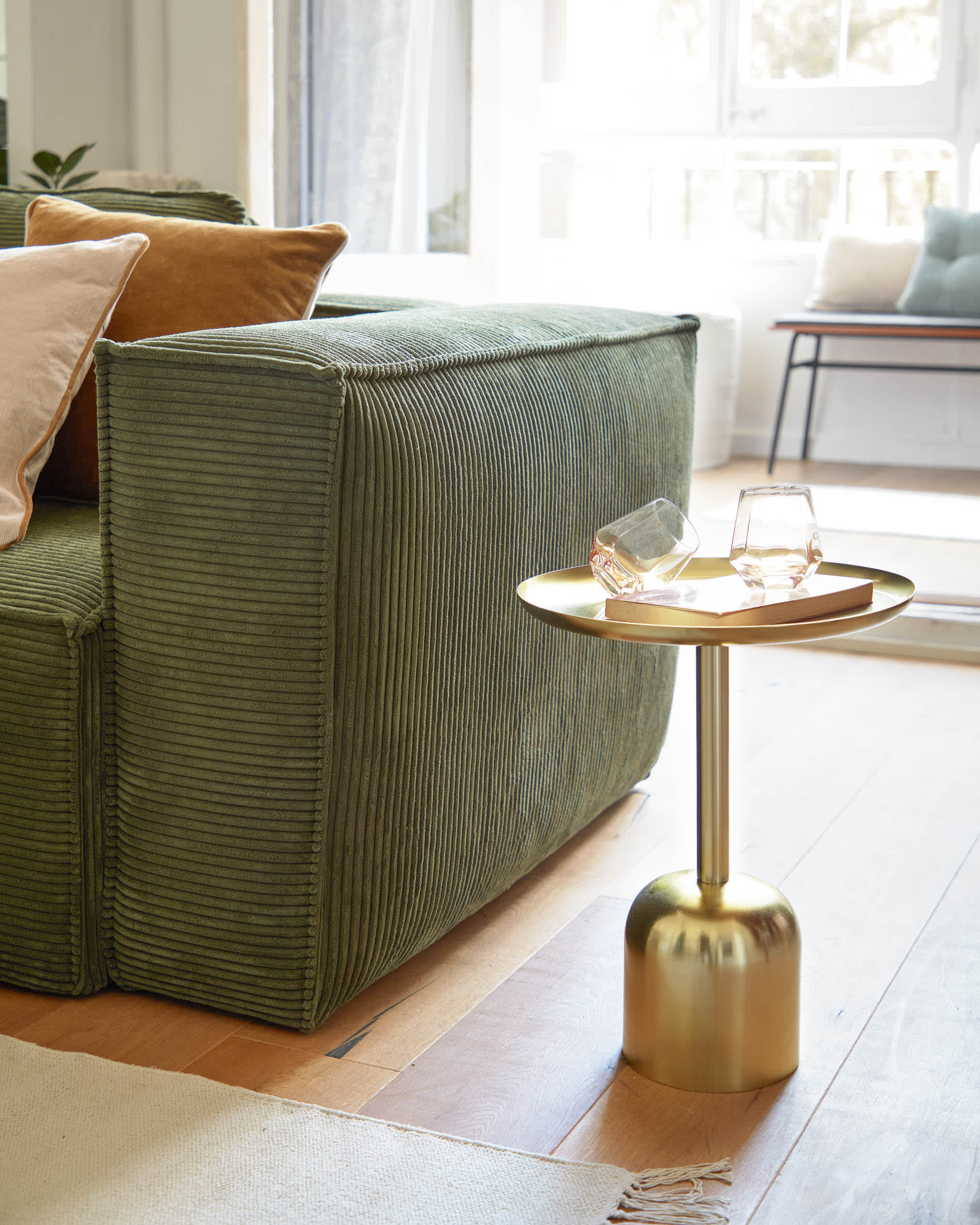 Stilvolles 2-Sitzer-Sofa aus grünem Cord, 210 cm breit, FSC-zertifiziert, von Kave Home. Komfort und Nachhaltigkeit vereint.