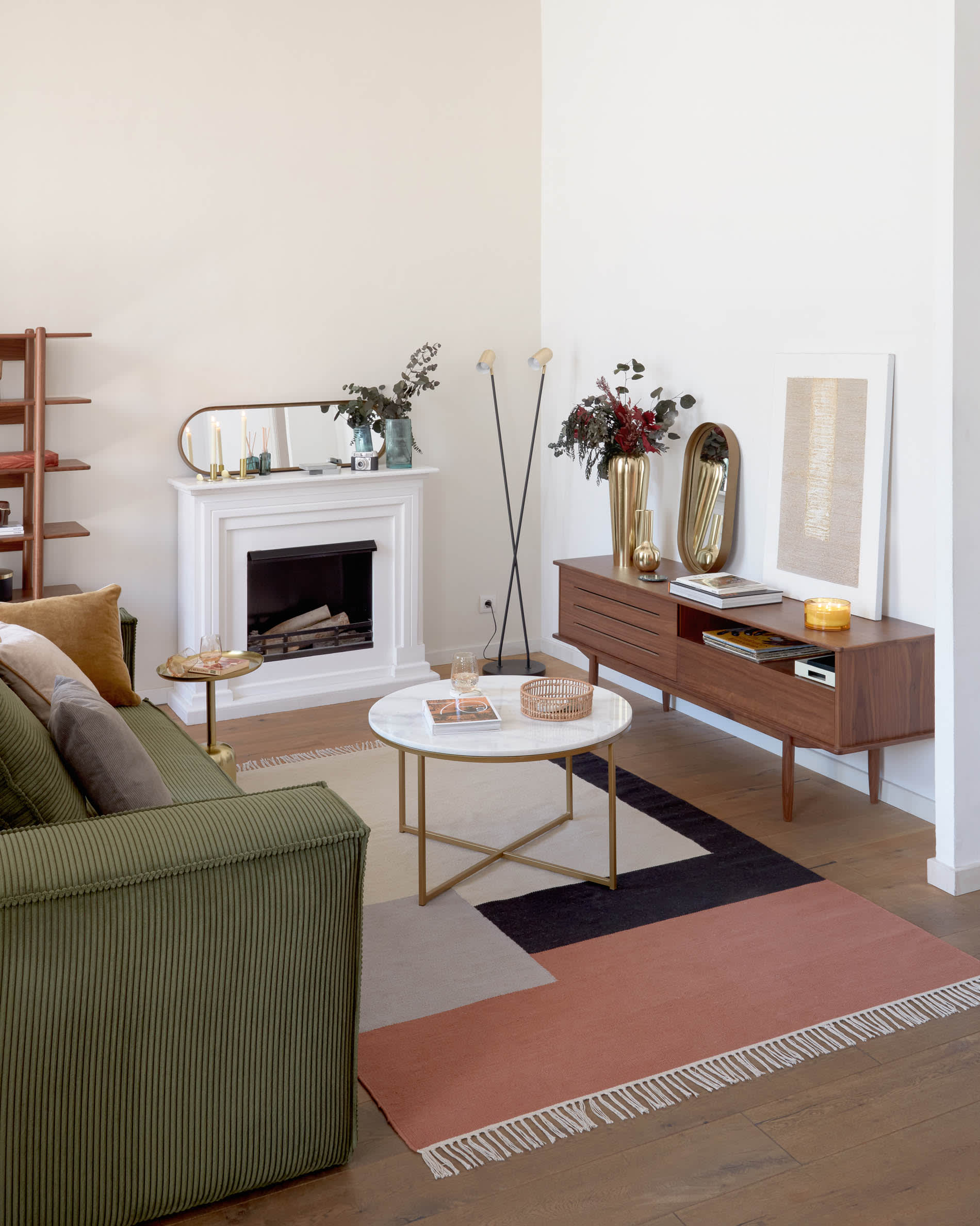 Elegantes 2-Sitzer-Sofa in sattem Grün aus weichem Cord, 210 cm lang, umweltfreundlich mit FSC Mix Credit, perfekt für stilvolle Interiors.