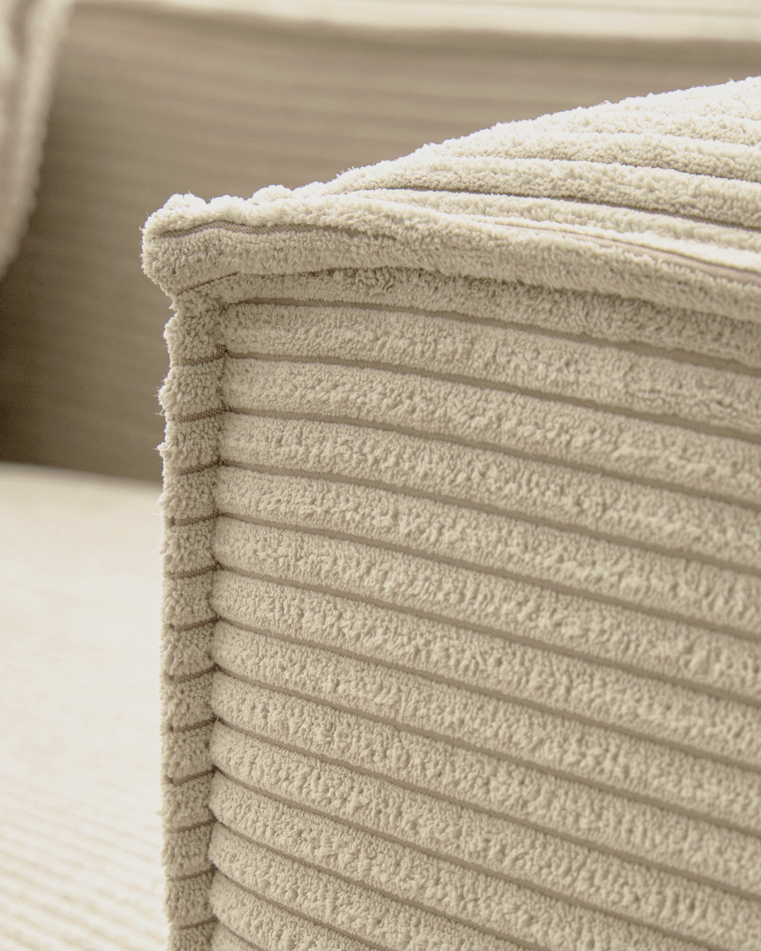 Elegantes 2-Sitzer-Sofa Blok in natürlichem Cord, 210 cm, ideal für stilvolle Wohnräume und entspannte Stunden.