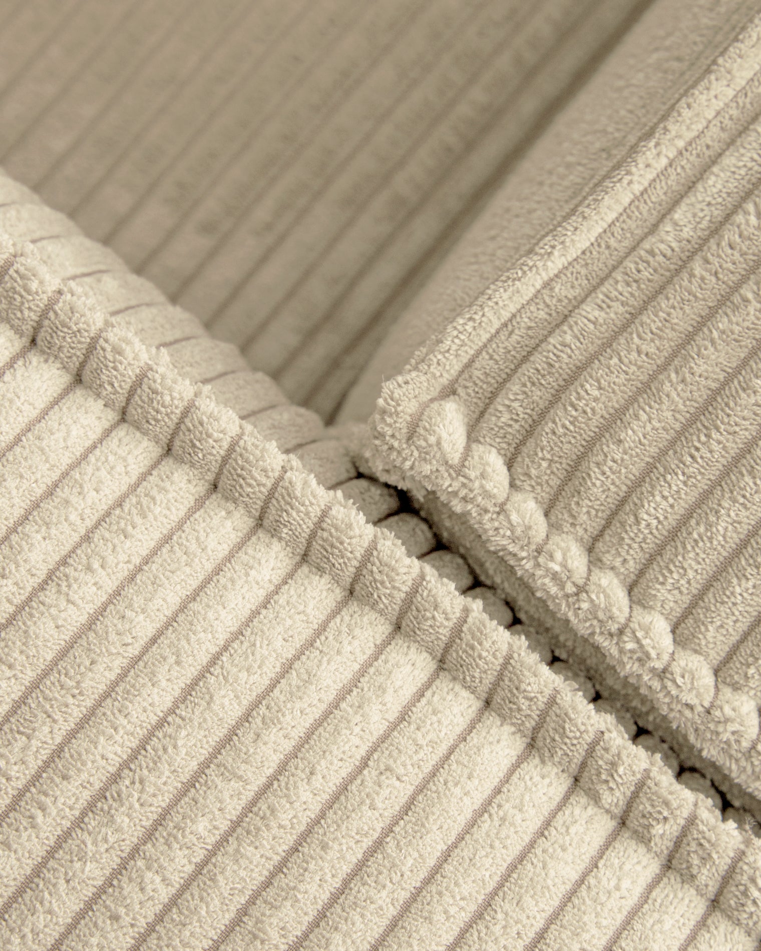 Gemütliches 2-Sitzer-Sofa Blok aus weichem Cord in Naturfarbe, 210 cm, perfekt für moderne Wohnkonzepte und entspannte Abende.