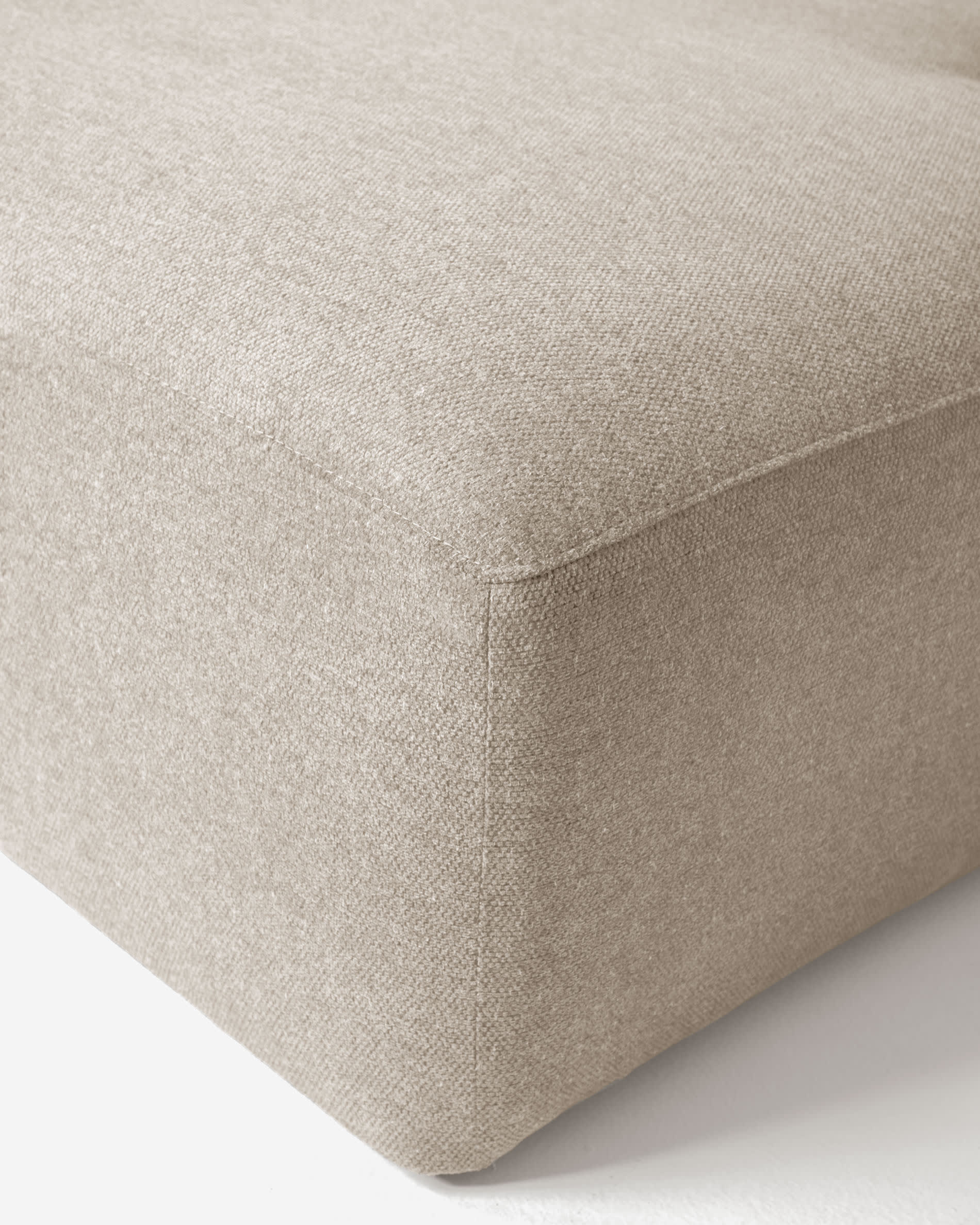 Beige 4-Sitzer Sofa mit Chaiselongue rechts, 330 cm, stilvoll und komfortabel, FSC Mix Credit, ideal für Ihr modernes Wohnzimmer.