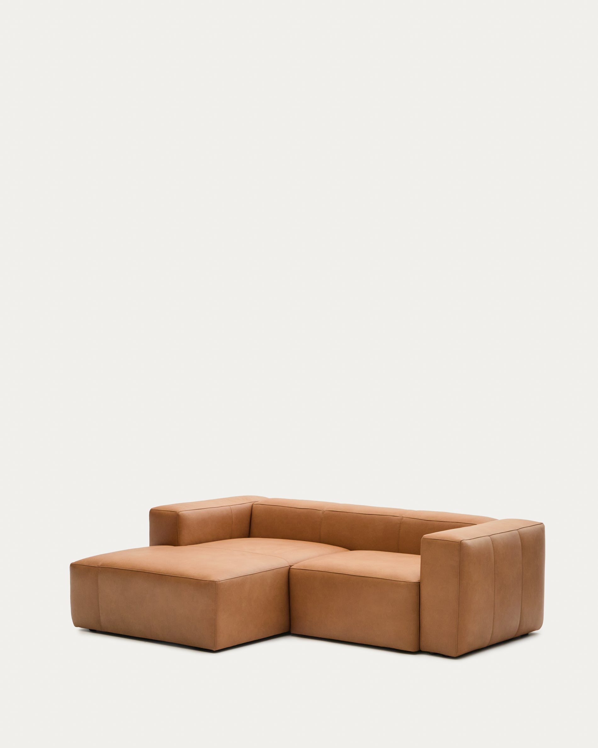 Elegantes 2-Sitzer Sofa Blok aus hochwertigem braunem Leder mit linksseitiger Chaiselongue, ideal für stilvolle Wohnräume.