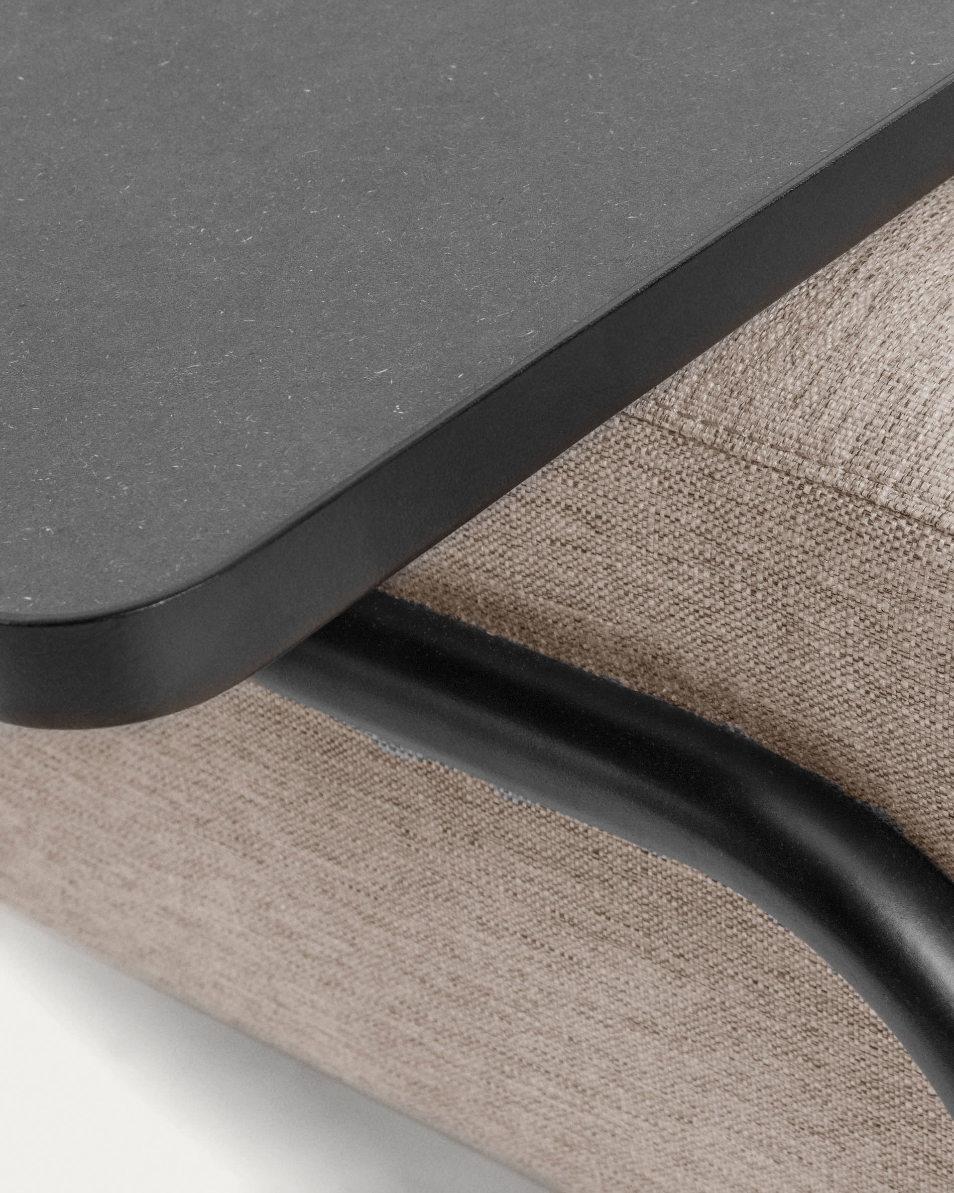 Beige-graues 3-Sitzer Sofa von Kave Home, 232 cm, modernes Design für komfortable Entspannung und elegantes Ambiente.