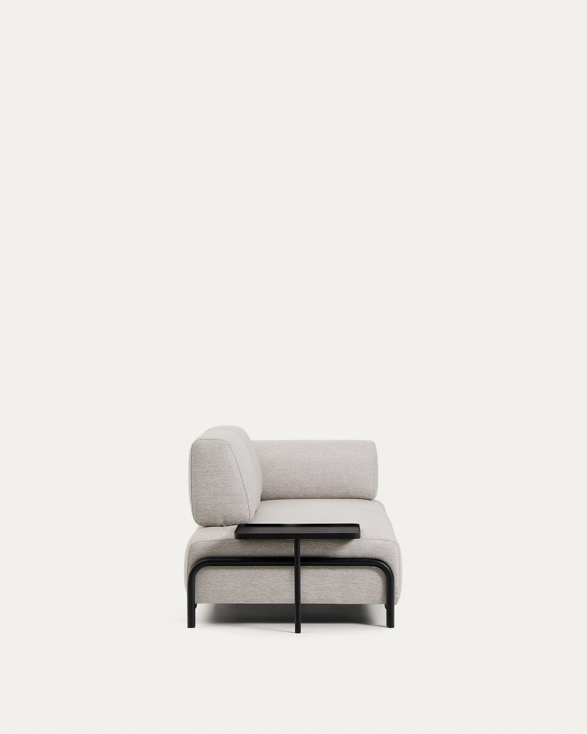 Stylisches 2-Sitzer-Sofa Compo in Graubeige, ausgestattet mit einem praktischen Tablett und robustem schwarzem Metallgestell – ideal für moderne Wohnräume.