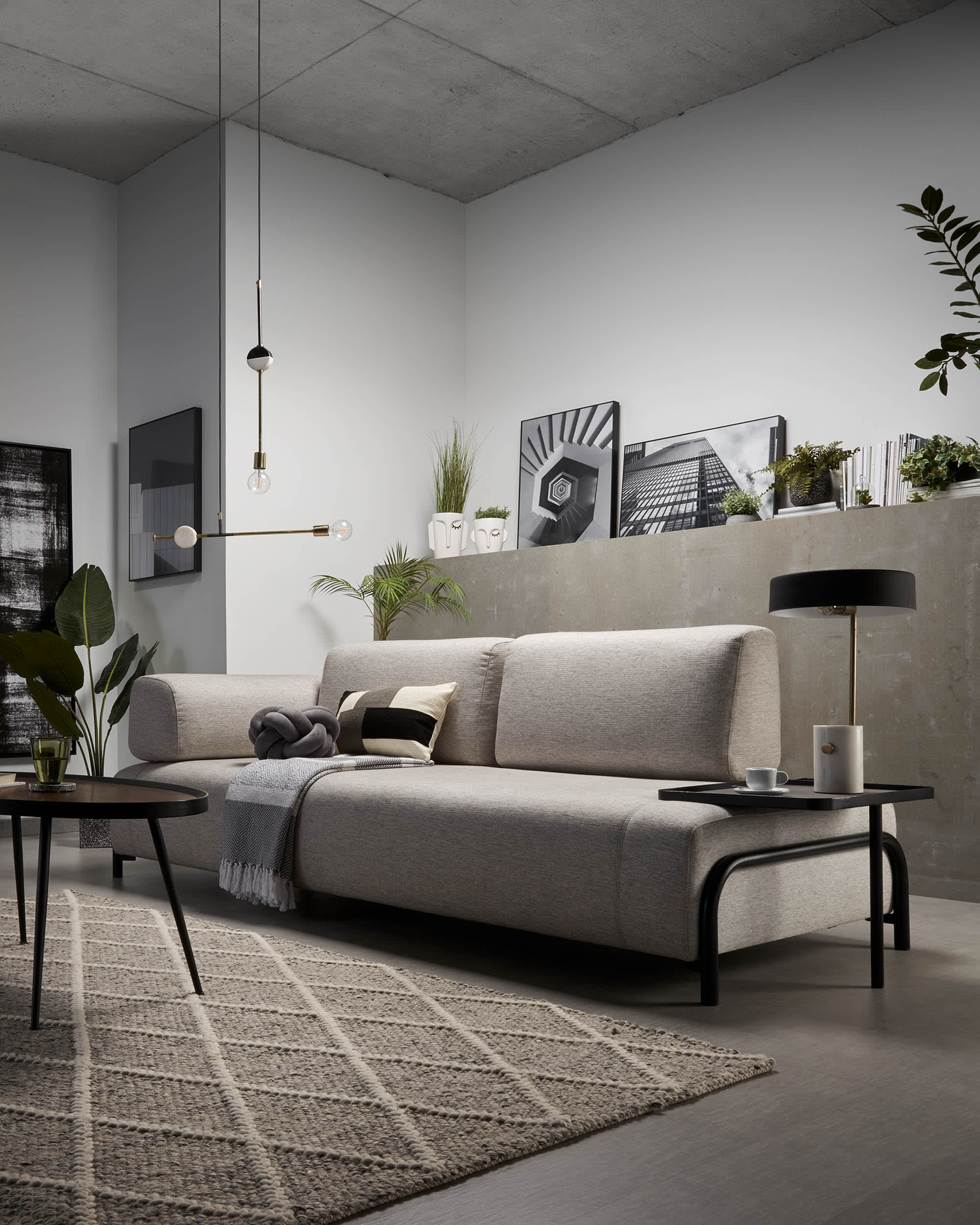 Elegantes 3-Sitzer Sofa in Beige-Grau, 252 cm, von Kave Home, mit praktischem Tablett für modernen Komfort und Stil.