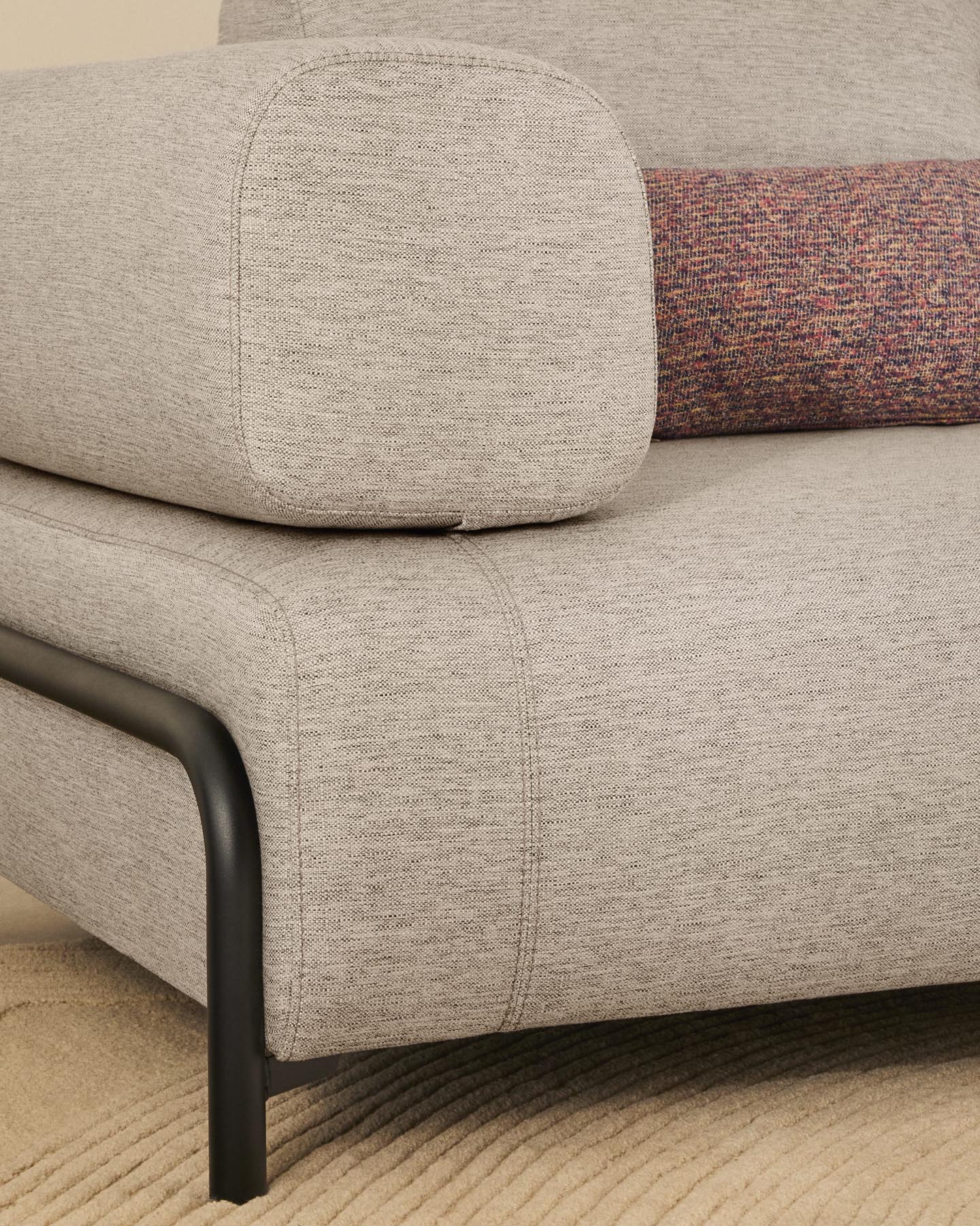 Modernes 2-Sitzer-Sofa Compo in Graubeige mit schwarzem Metallgestell, perfekt für stilvolle und zeitgemäße Wohnumgebungen.