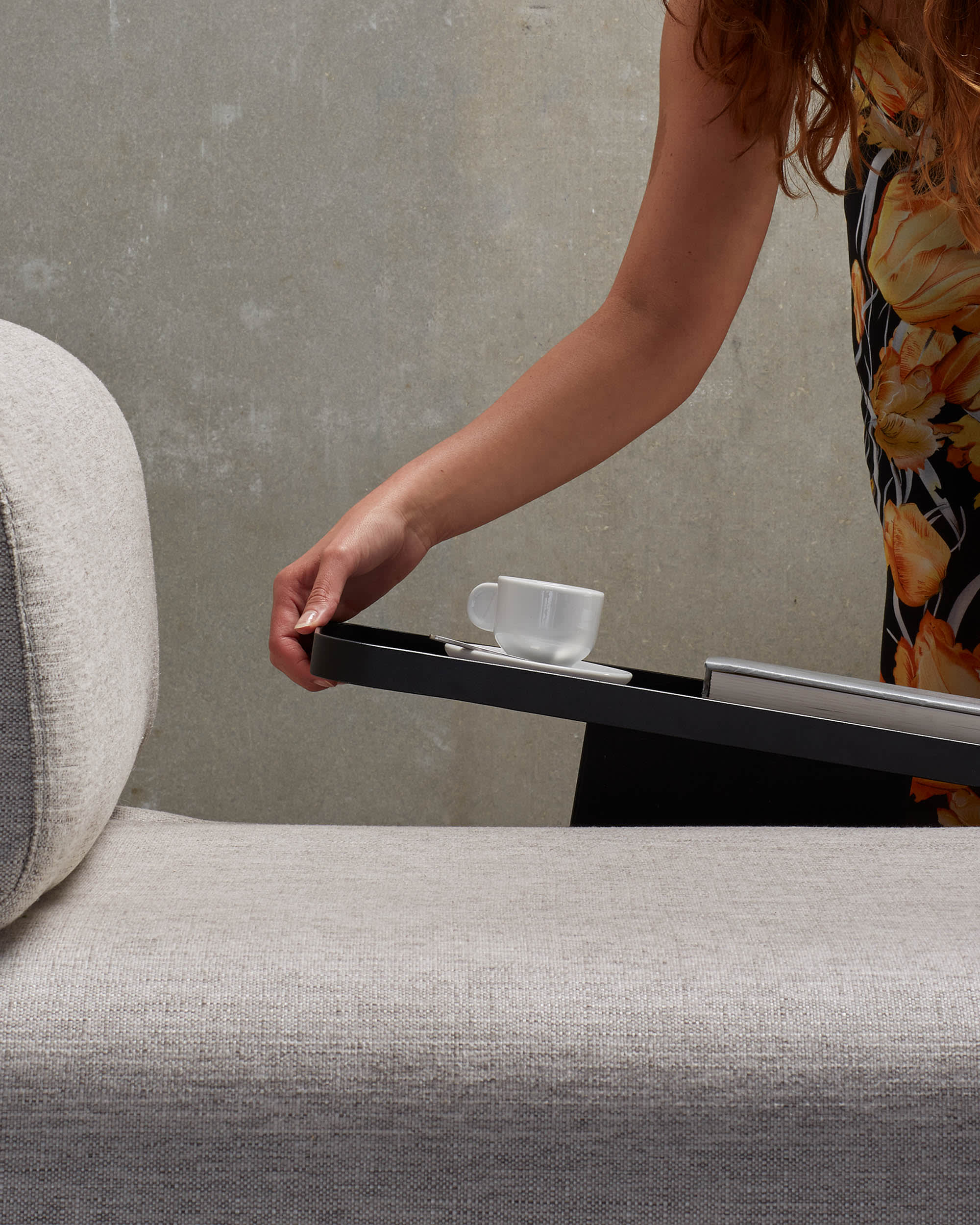 Elegantes 3-Sitzer Sofa in beige-grau von Kave Home, ideal für gemütliche Wohnräume und stilvolle Akzente.