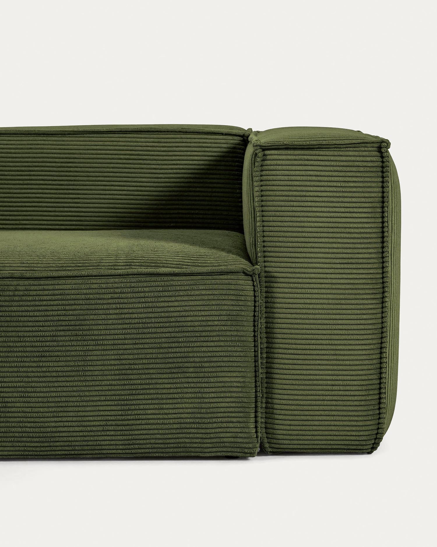 Das Blok 6-Sitzer Ecksofa in grünem Cord kombiniert elegantes Design mit hohem Komfort. Ideal für entspannte Abende mit Freunden und Familie.
