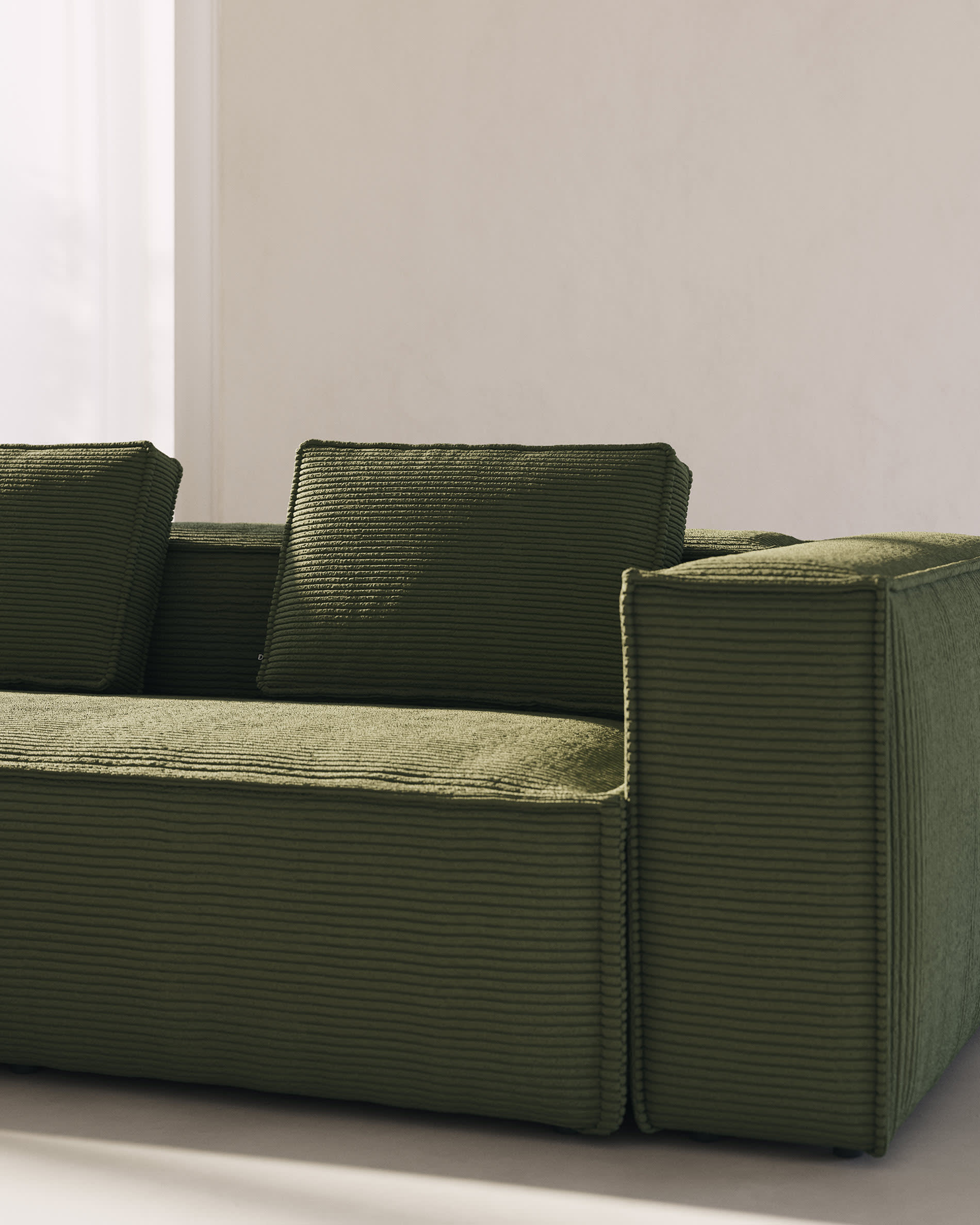 Entspannen Sie stilvoll auf dem Blok Ecksofa in grünem Cord. Mit 320 x 320 cm bietet es Platz für 6 Personen und vereint Komfort mit Nachhaltigkeit.