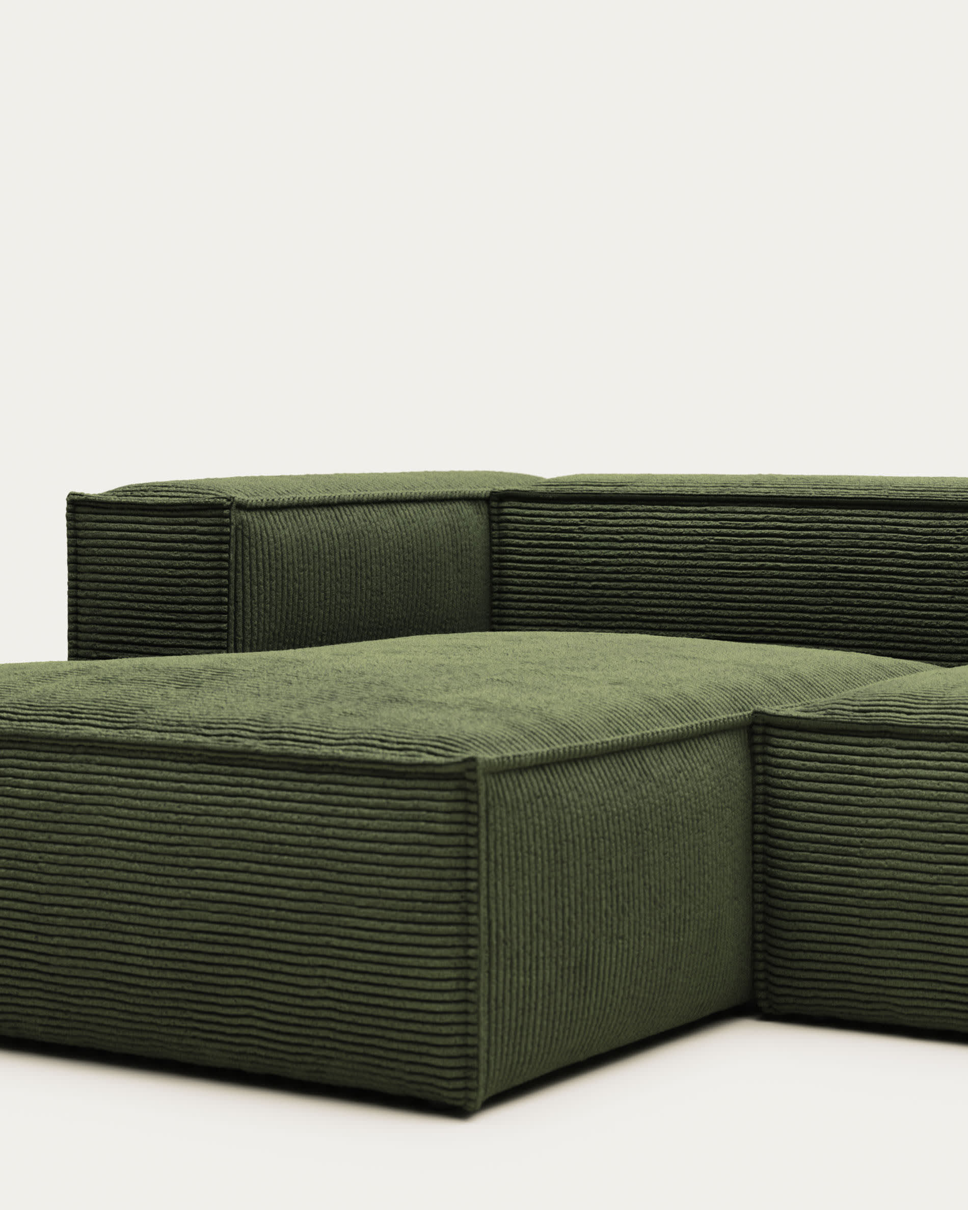 Entspannen Sie stilvoll auf dem Blok 3-Sitzer-Sofa mit linker Chaiselongue in grünem Cord – ideal für Ihr modernes Wohnzimmer.