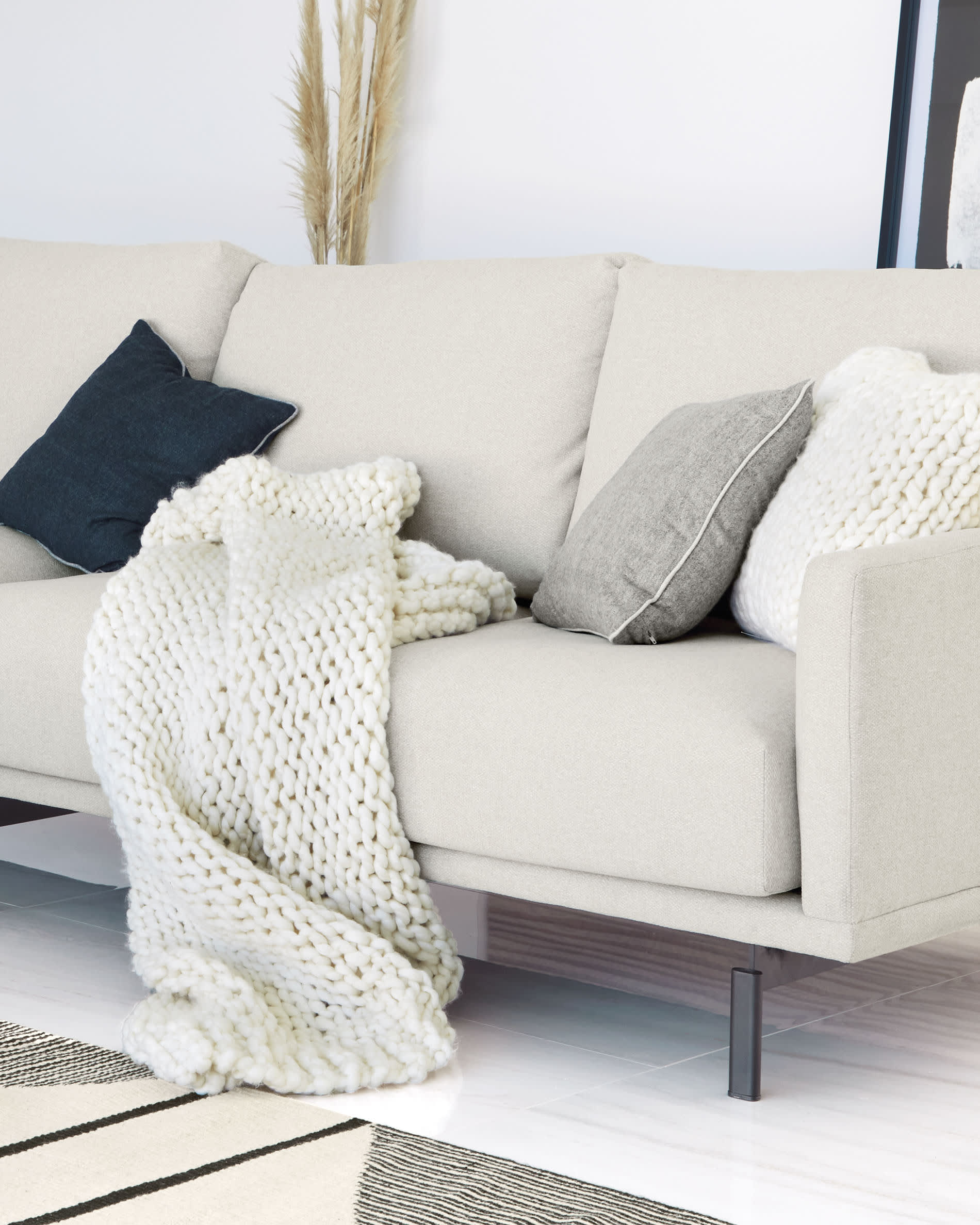 Stylisches Galene 4-Sitzer Sofa in sanftem Beige, ideal für gesellige Abende und ein modernes Wohnambiente.