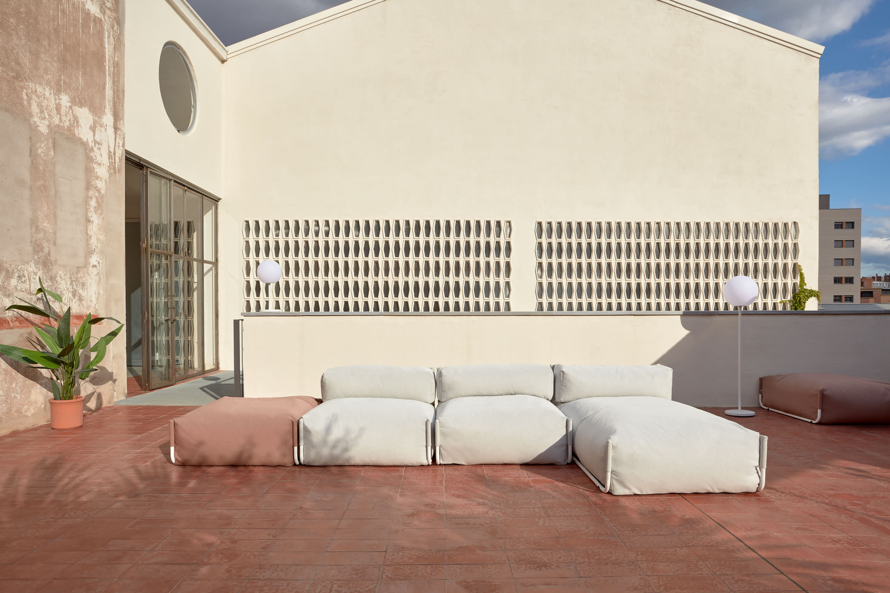 Gestalte deinen Außenbereich mit dem eleganten Square Pouf Modularsofa longue von Kave Home. Wetterfest, stilvoll und bequem – perfekt für entspannte Stunden im Freien!