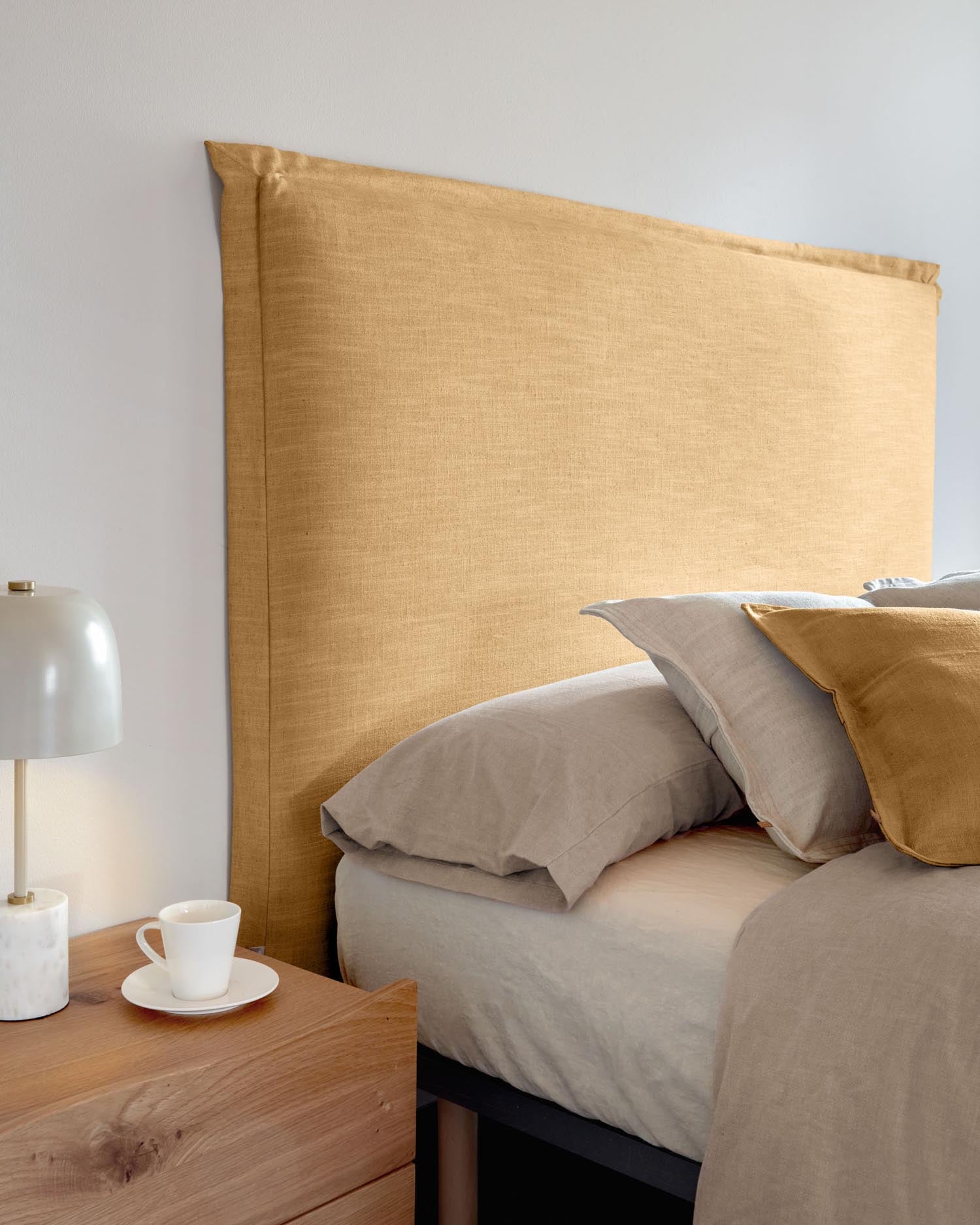 Gestalten Sie Ihr Schlafzimmer stilvoll mit dem Tanit Bettkopfteil in Senfgelb. Der abnehmbare Leinenbezug bietet praktische Reinigung und nachhaltigen Komfort.
