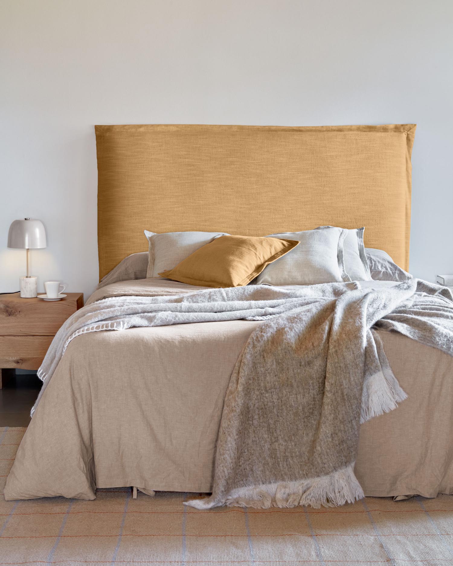 Verleihen Sie Ihrem Schlafzimmer mit dem Tanit Bettkopfteil in Senfgelb einen modernen Akzent. Der abnehmbare Leinenbezug sorgt für einfache Pflege und zeitlose Eleganz.