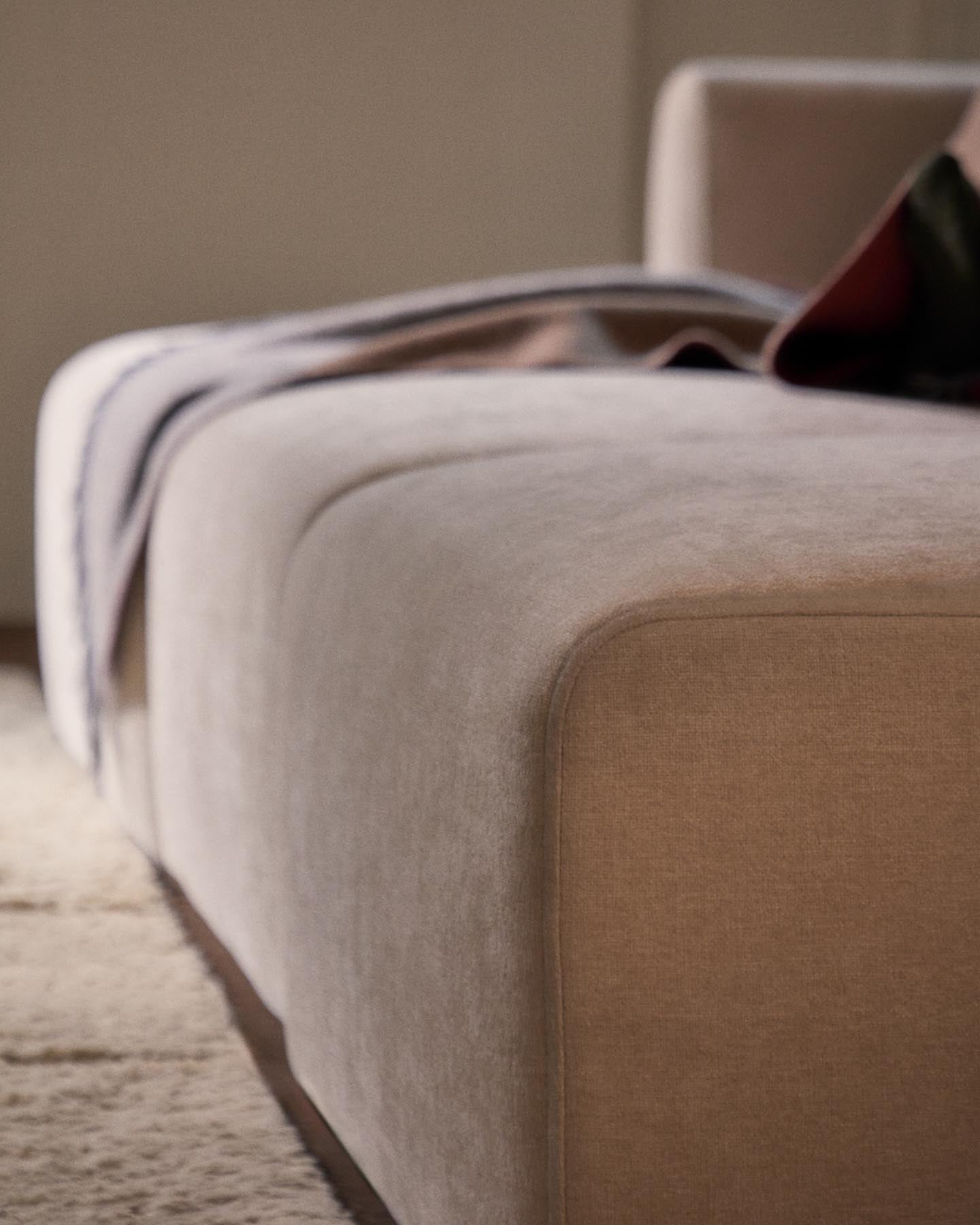 Elegantes 3-Sitzer-Sofa Lares in beiger Chenille, ausgestattet mit elektrischen Sitzen und verstellbaren Kopfstützen für optimalen Komfort.