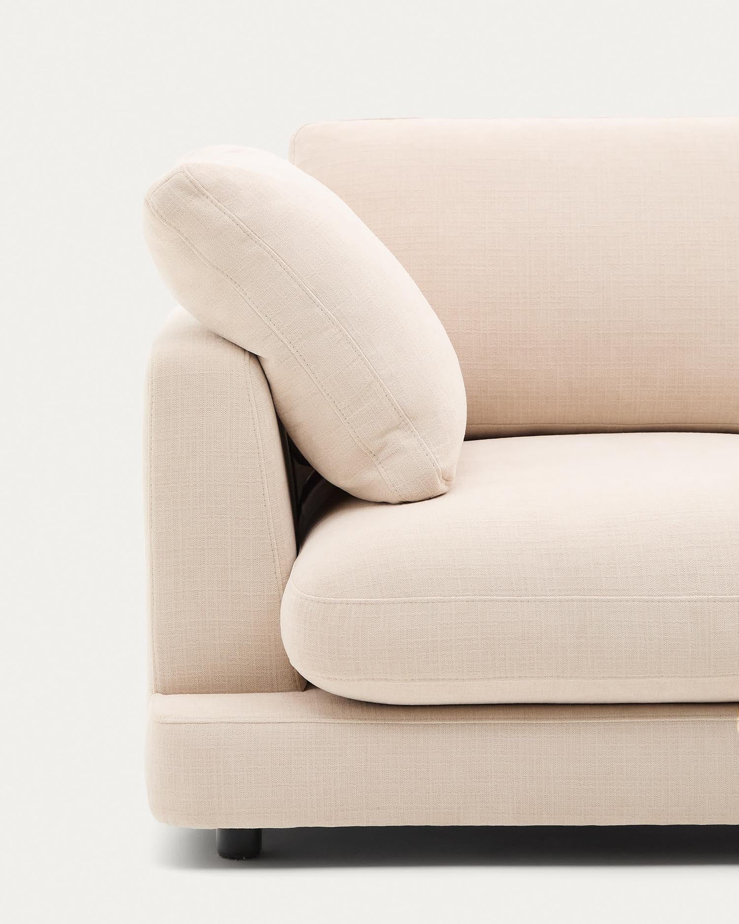 Beiges 4-Sitzer-Sofa Gala von Kave Home, 300 cm, aus hochwertigem Chenille, nachhaltig produziert, vereint Stil und Komfort für Ihr Zuhause.