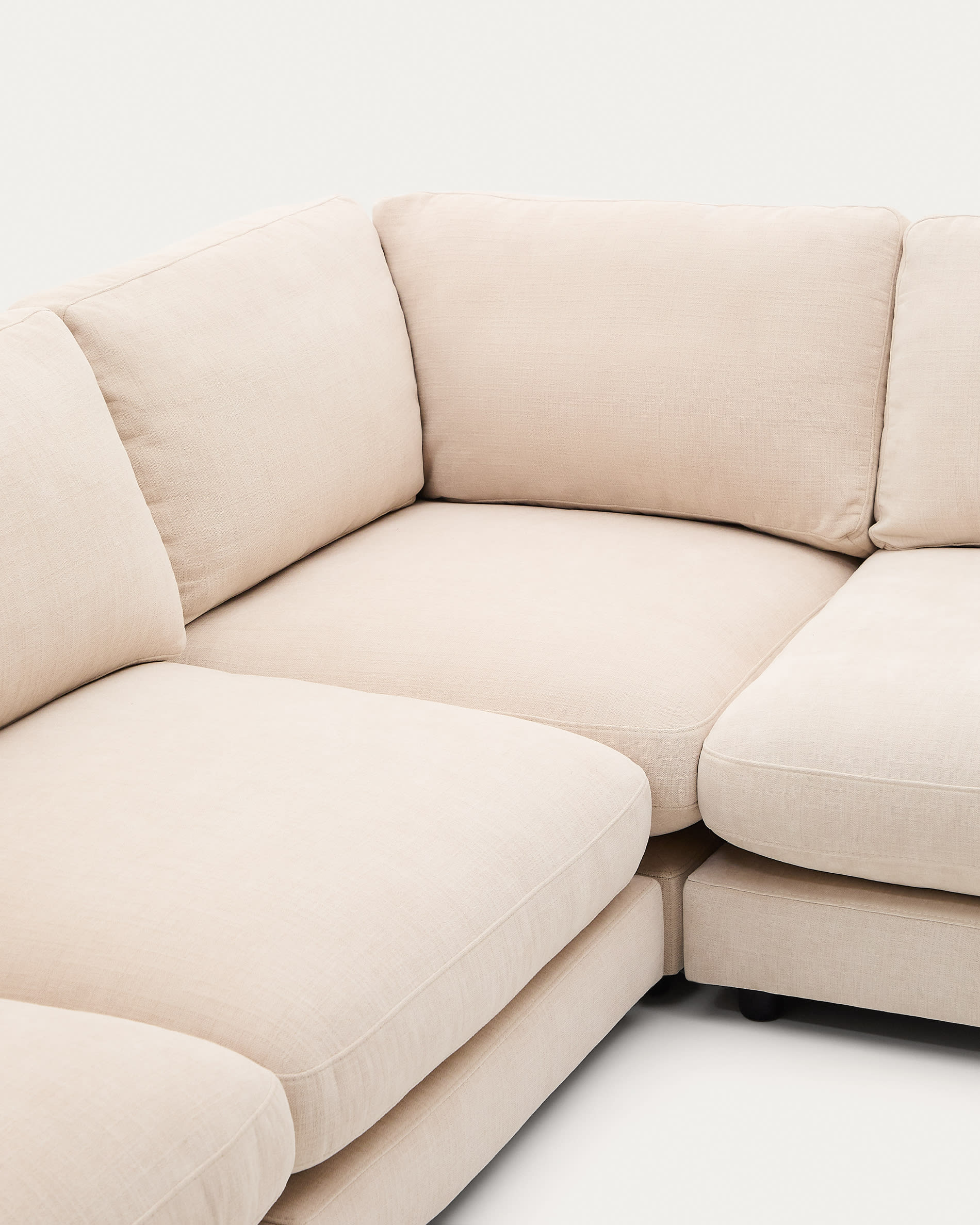Stilvolles 6-Sitzer Ecksofa Gala in beigem Chenille, 300x300 cm, vereint modernen Komfort mit pflegeleichten, abnehmbaren Kissen für Ihr Zuhause.