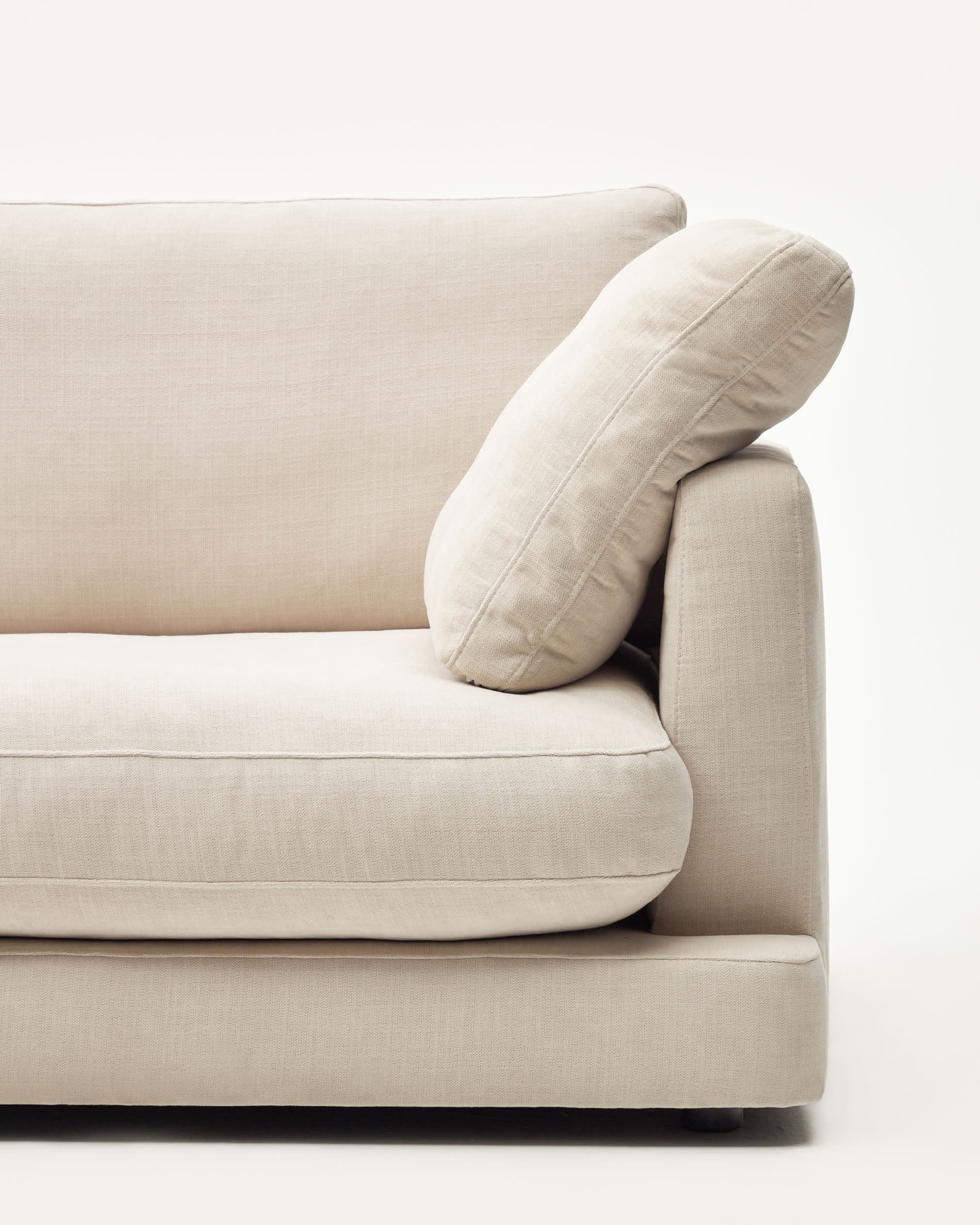 Geräumiges 6-Sitzer-Sofa Gala in elegantem Beige, gefertigt aus hochwertigem Chenille, perfekt für gemütliche Zusammenkünfte und modernes Wohndesign.