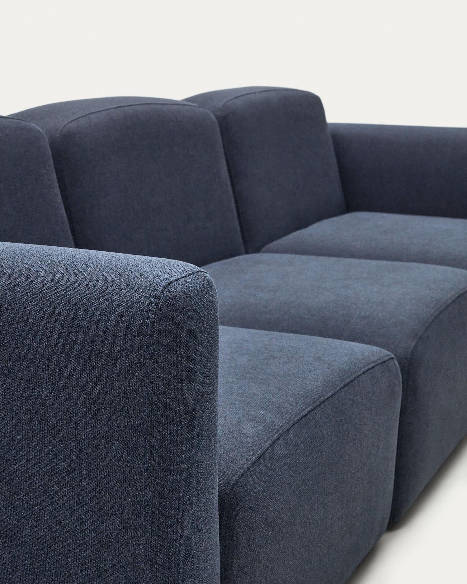 Entdecken Sie das Neom 3-Sitzer-Sofa in stilvollem Blau (263 cm) von Kave Home – ein modulares, nachhaltiges Möbelstück für Ihr Zuhause.
