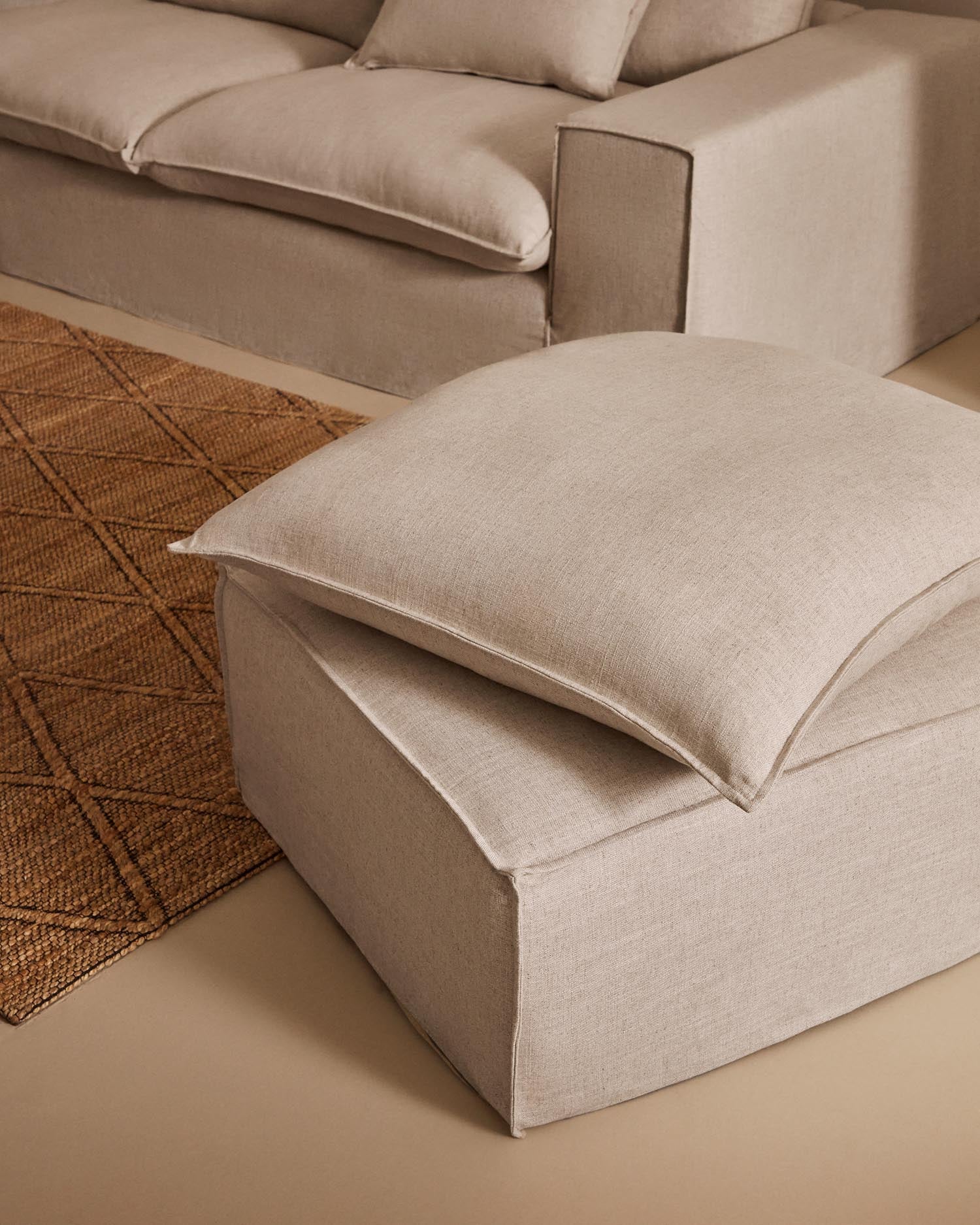 Anarela Fussablage, 80x80 cm, beige, Leinenbezug, abnehmbar, inkl. Kissen, stilvoll und bequem, von Kave Home.