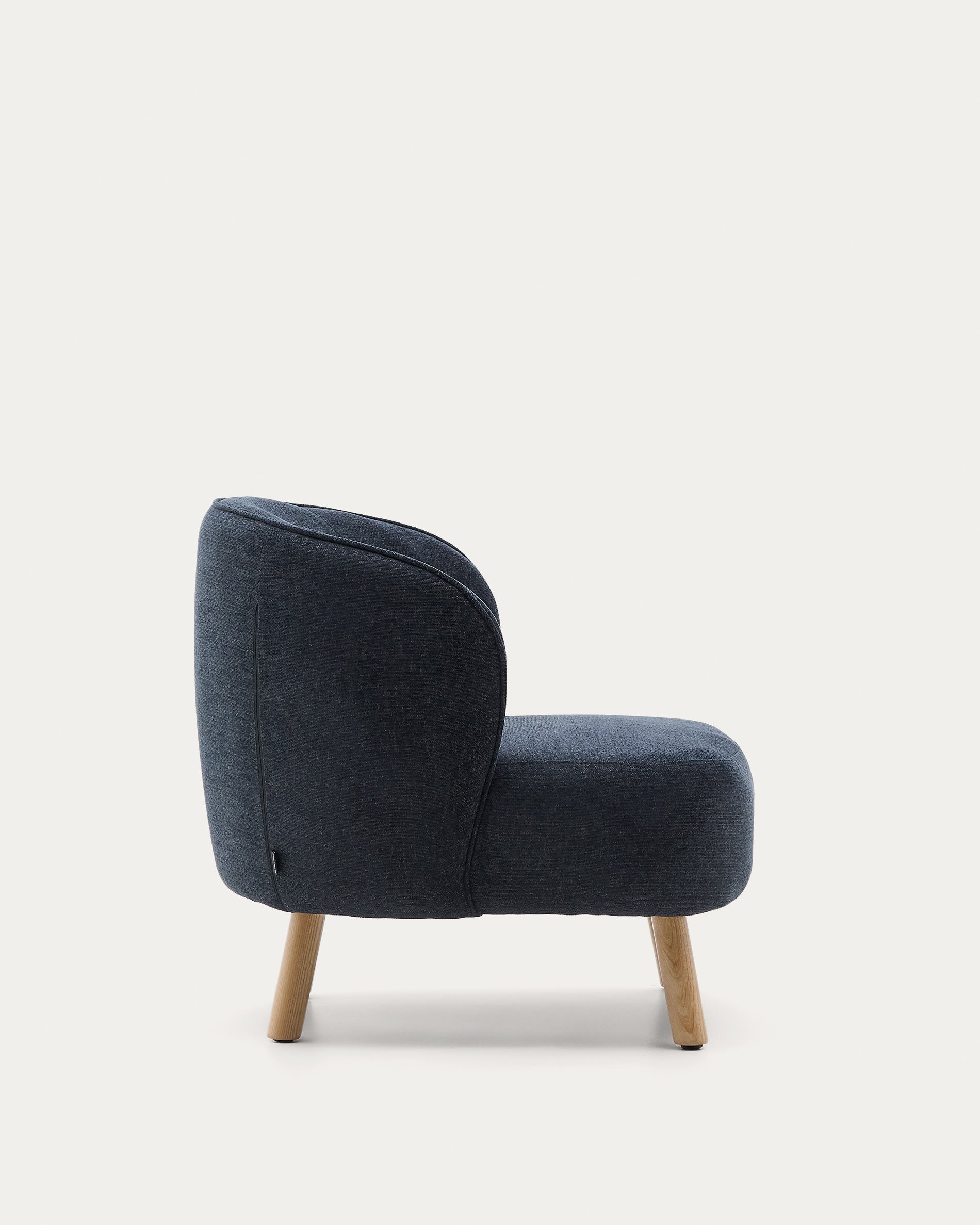 Eleganter Sessel Ulit mit blau-grauem Chenillebezug und stabilen Beinen aus massivem Buchenholz in natürlichem Finish, von Kave Home.