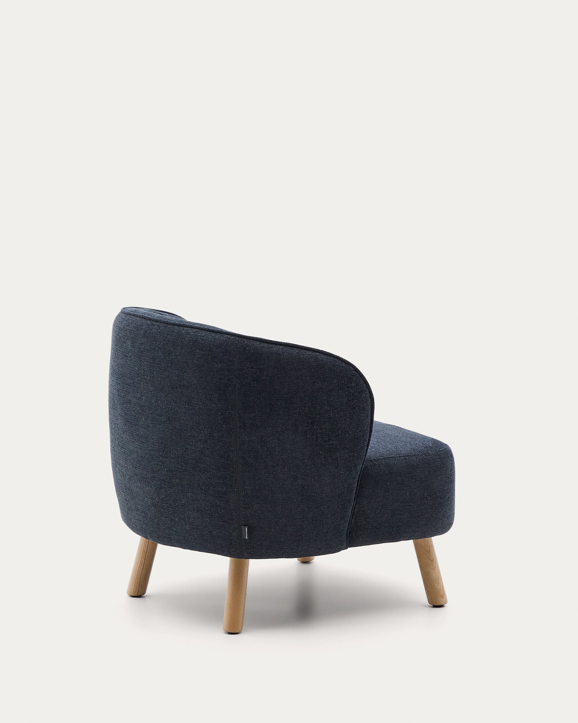 Sessel Ulit: Blau-grauer Chenillebezug, Beine aus massivem Buchenholz mit natürlichem Finish, stilvoll von Kave Home.