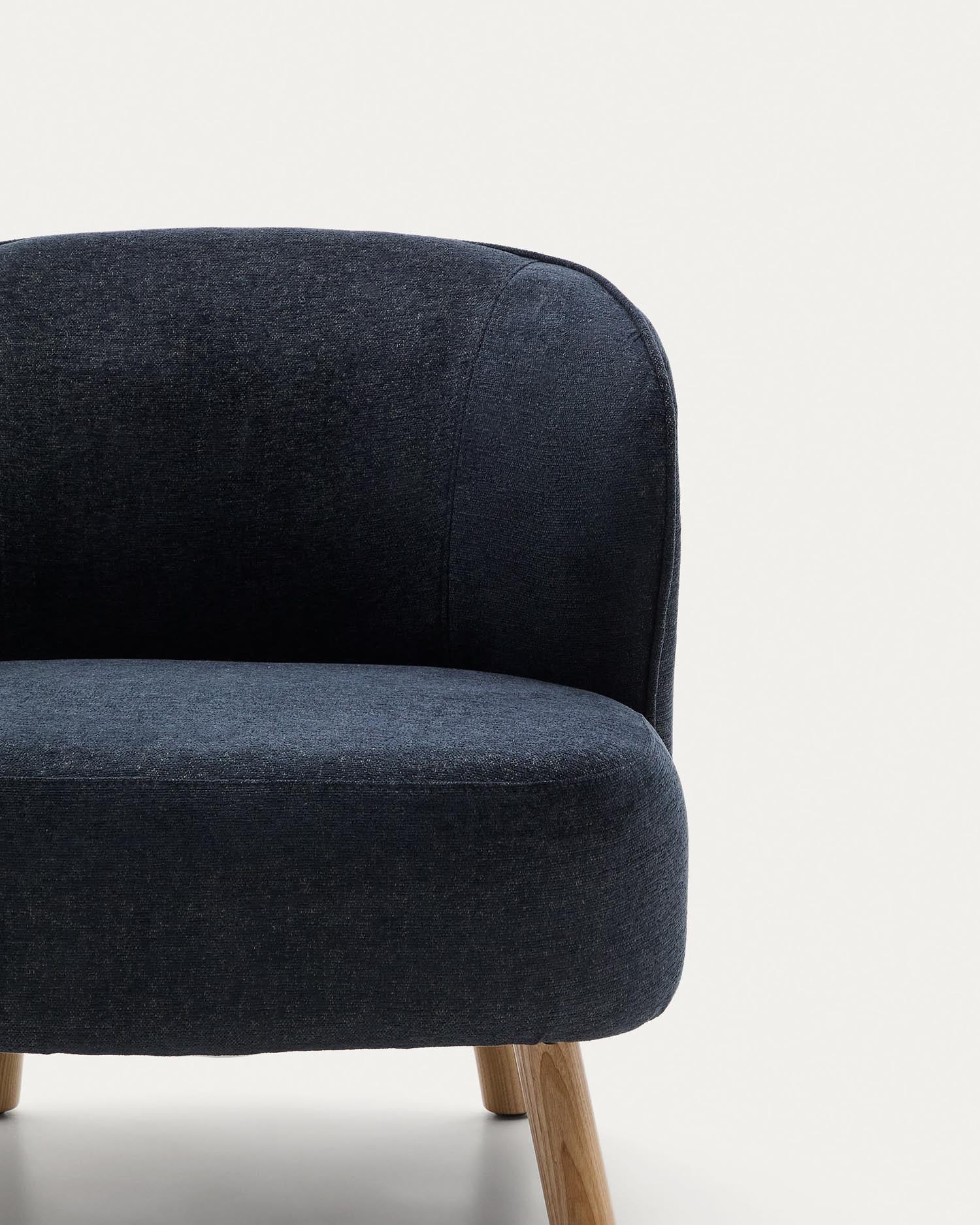 Stilvoller Sessel Ulit in blau-grauem Chenille und robusten Buchenholzbeinen, ideal für modernes Wohnen und gemütliche Entspannung.