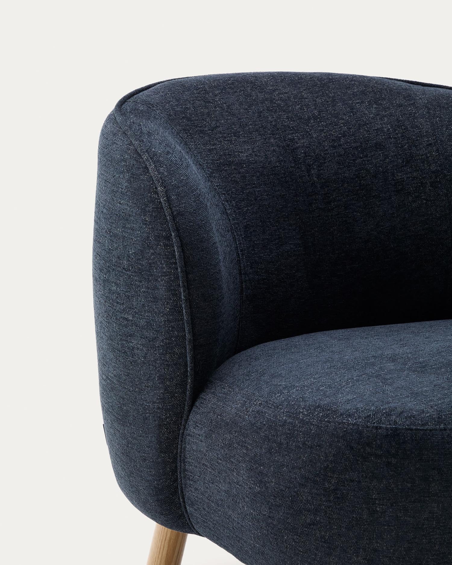Eleganter Sessel Ulit aus weichem blau-grauem Chenille und stabilen Buchenholzbeinen, perfekt für stilvolle Wohnräume und entspannte Stunden.