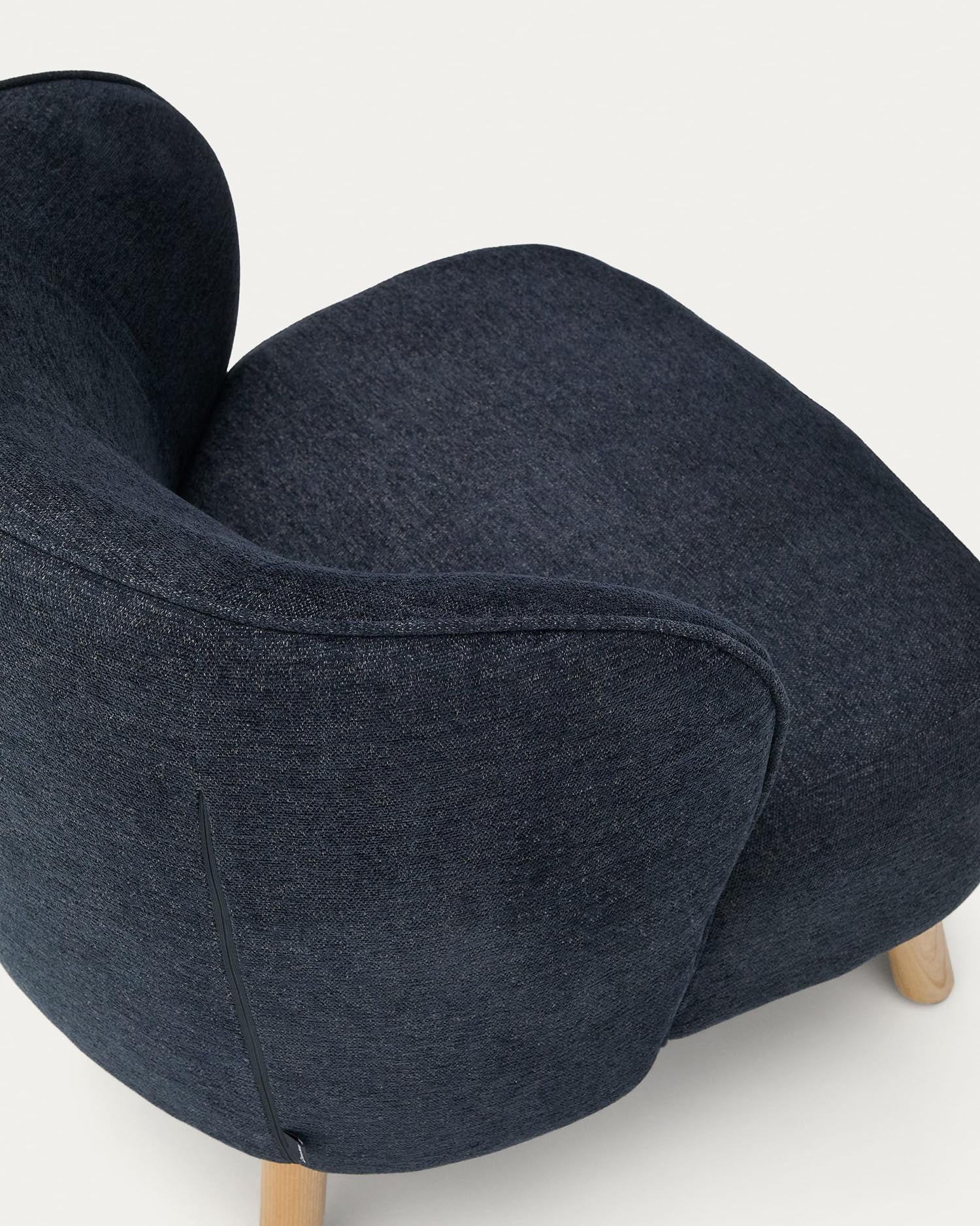 Stilvoller Sessel Ulit in blau-grauem Chenille mit robusten Buchenholzbeinen. Ideal für gemütliche Ecken und modernes Wohnen.