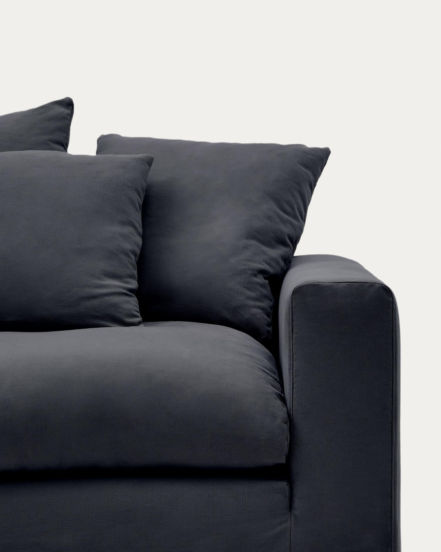 Erleben Sie das Nora 3-Sitzer-Sofa von Kave Home: Hochwertige Materialien, abnehmbare Kissenbezüge und zeitloses Design in elegantem Anthrazit.