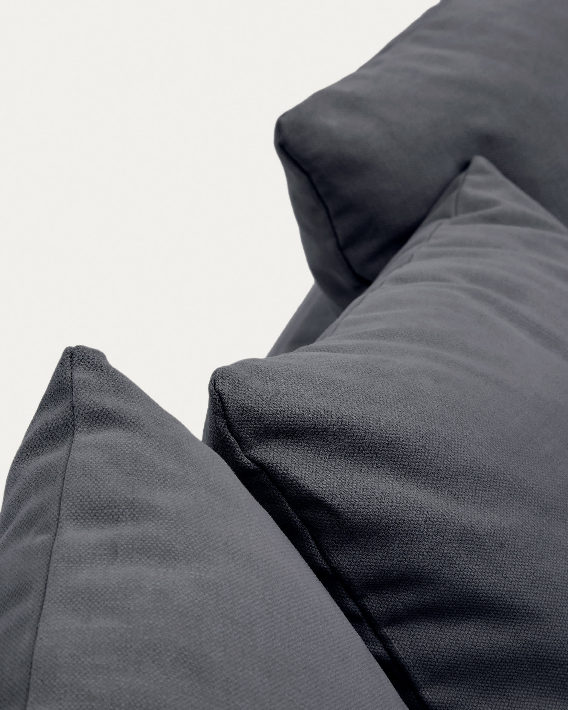 Erleben Sie das Nora 3-Sitzer-Sofa von Kave Home: Elegantes Design, atmungsaktive Materialien und abnehmbare Kissenbezüge in Anthrazit für höchsten Komfort.