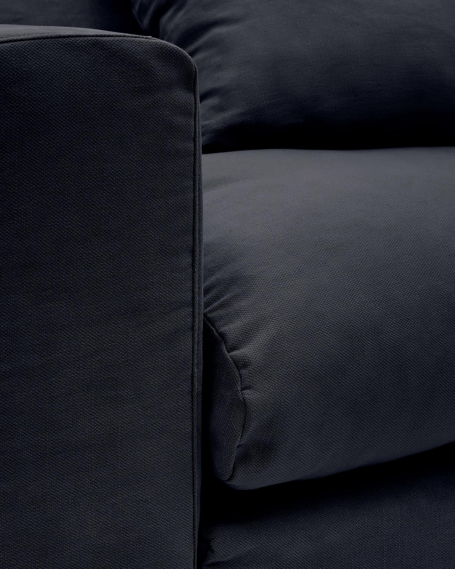 Entdecken Sie das stilvolle Nora 3-Sitzer-Sofa von Kave Home: Hochwertige Leinen-Baumwoll-Mischung, abnehmbare Bezüge und optimaler Sitzkomfort.