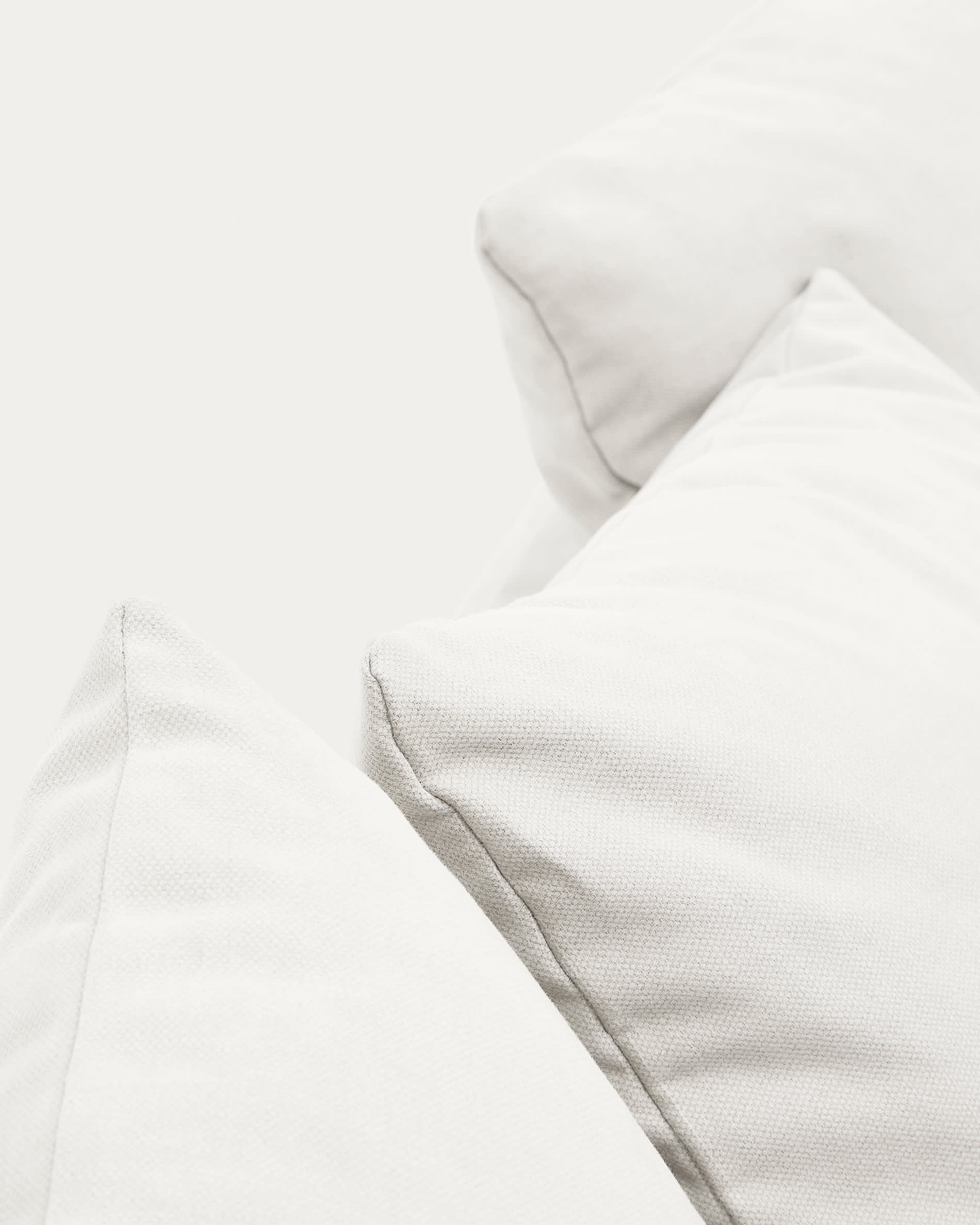 Elegantes 3-Sitzer-Sofa Nora in Ecru, ausgestattet mit abnehmbaren Bezügen aus Leinen und Baumwolle, ideal für stilvolle Wohnräume.