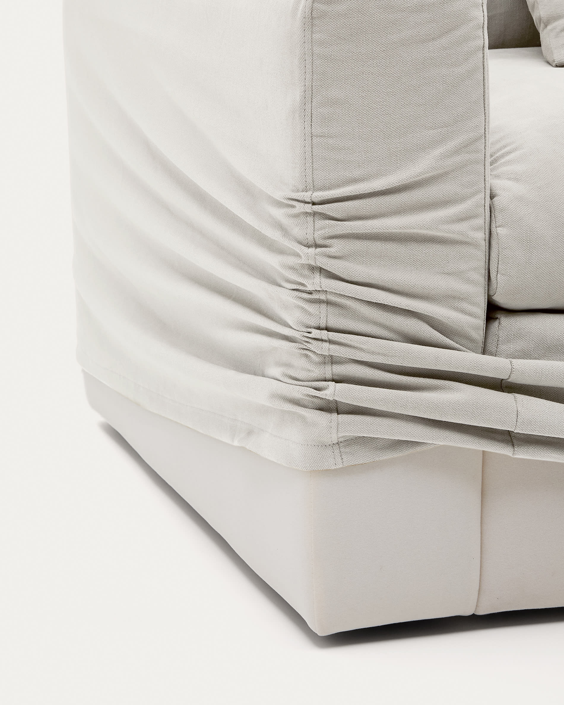 Stilvolles 3-Sitzer-Sofa Nora in Ecru, gefertigt aus Leinen und Baumwolle, mit abnehmbaren Bezügen und gemütlichen Kissen.