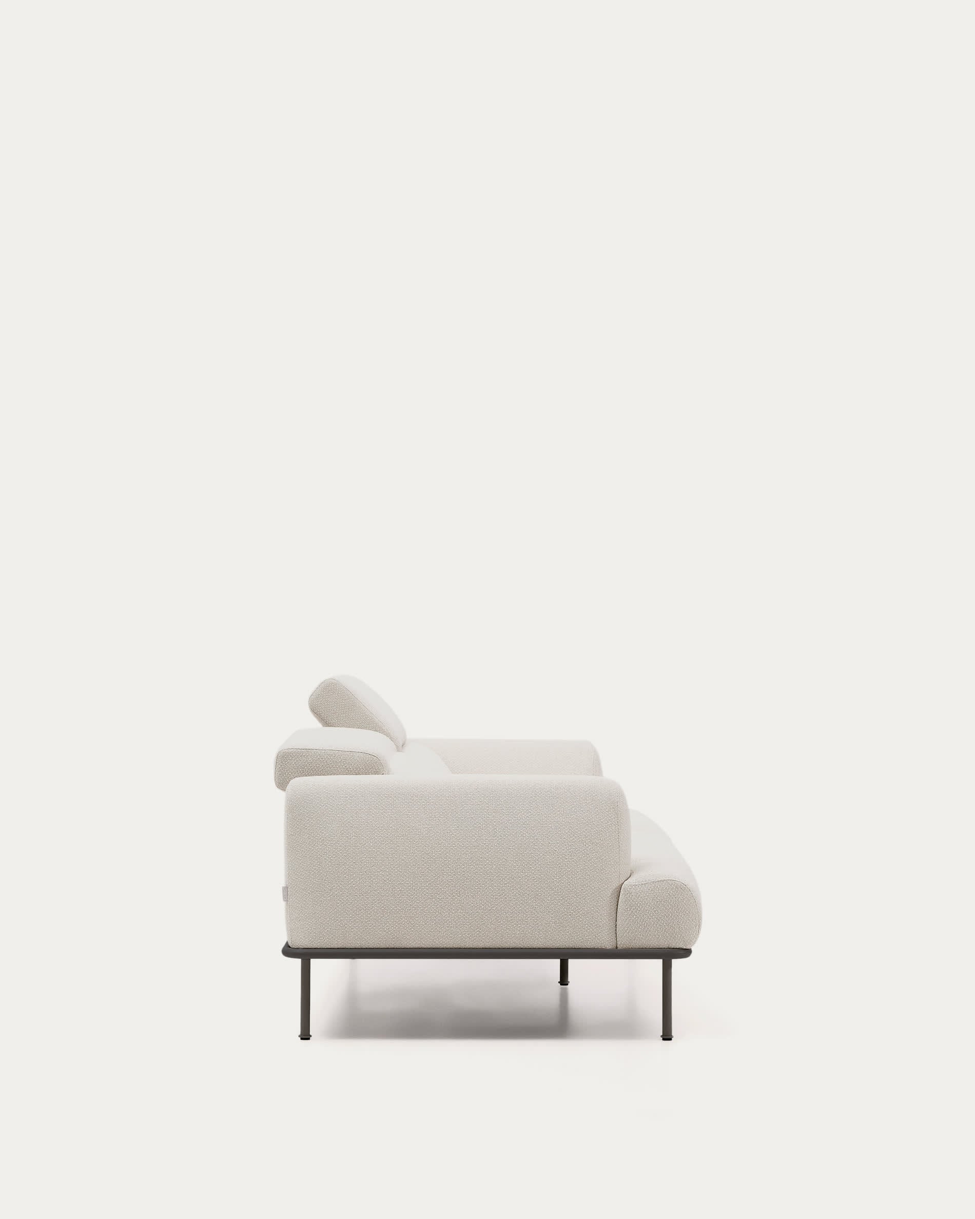 Elegantes 2-Sitzer-Sofa Aurum in sanftem Ecru, gefertigt aus weichem Chenille, mit anpassbarem Kopfteil und stilvollem mattgrauem Gestell.