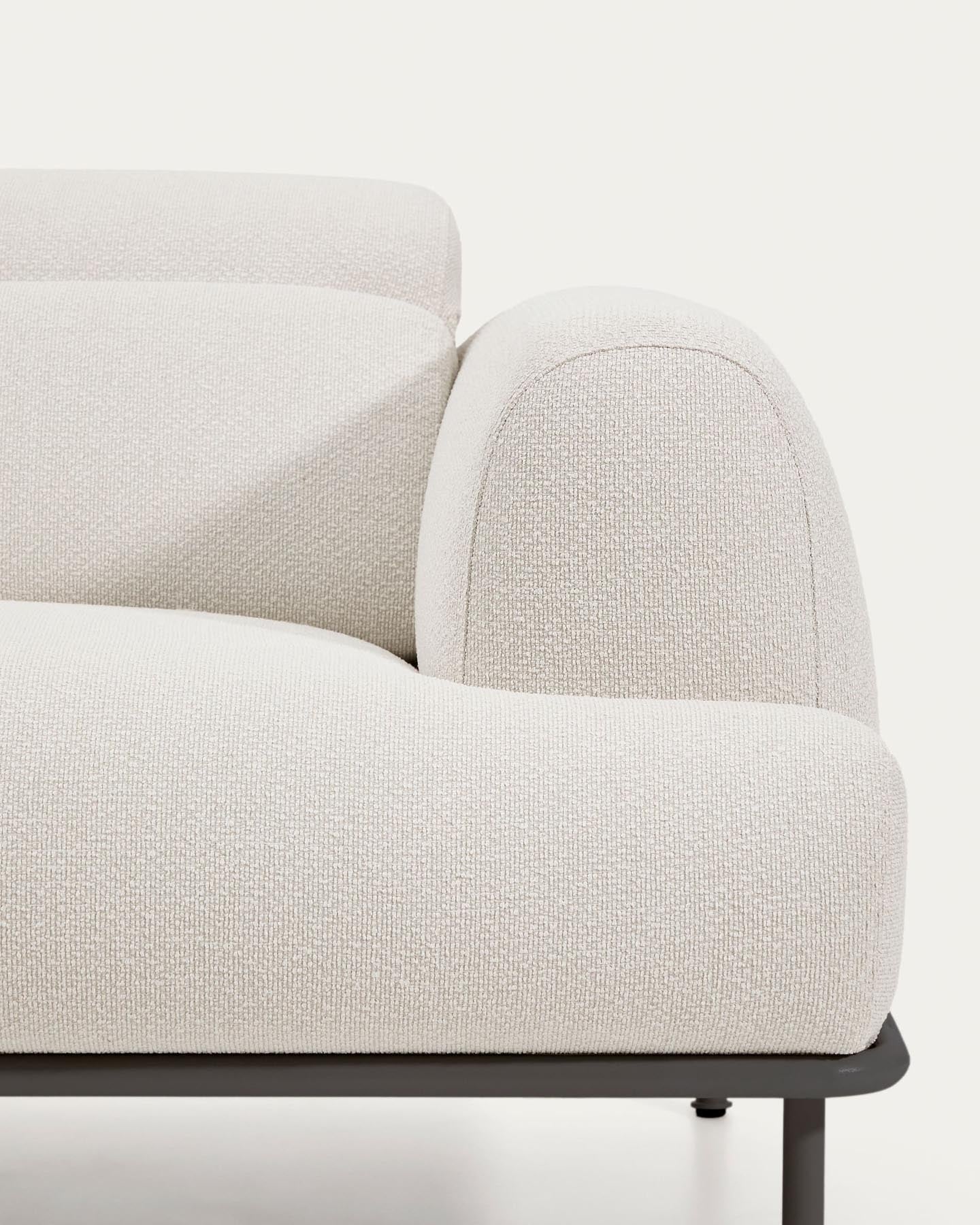 Modernes 2-Sitzer-Sofa Aurum in edlem Ecru-Chenille, mit anpassbarem Kopfteil und eleganten, grauen Metallbeinen für zeitgemäßen Komfort.