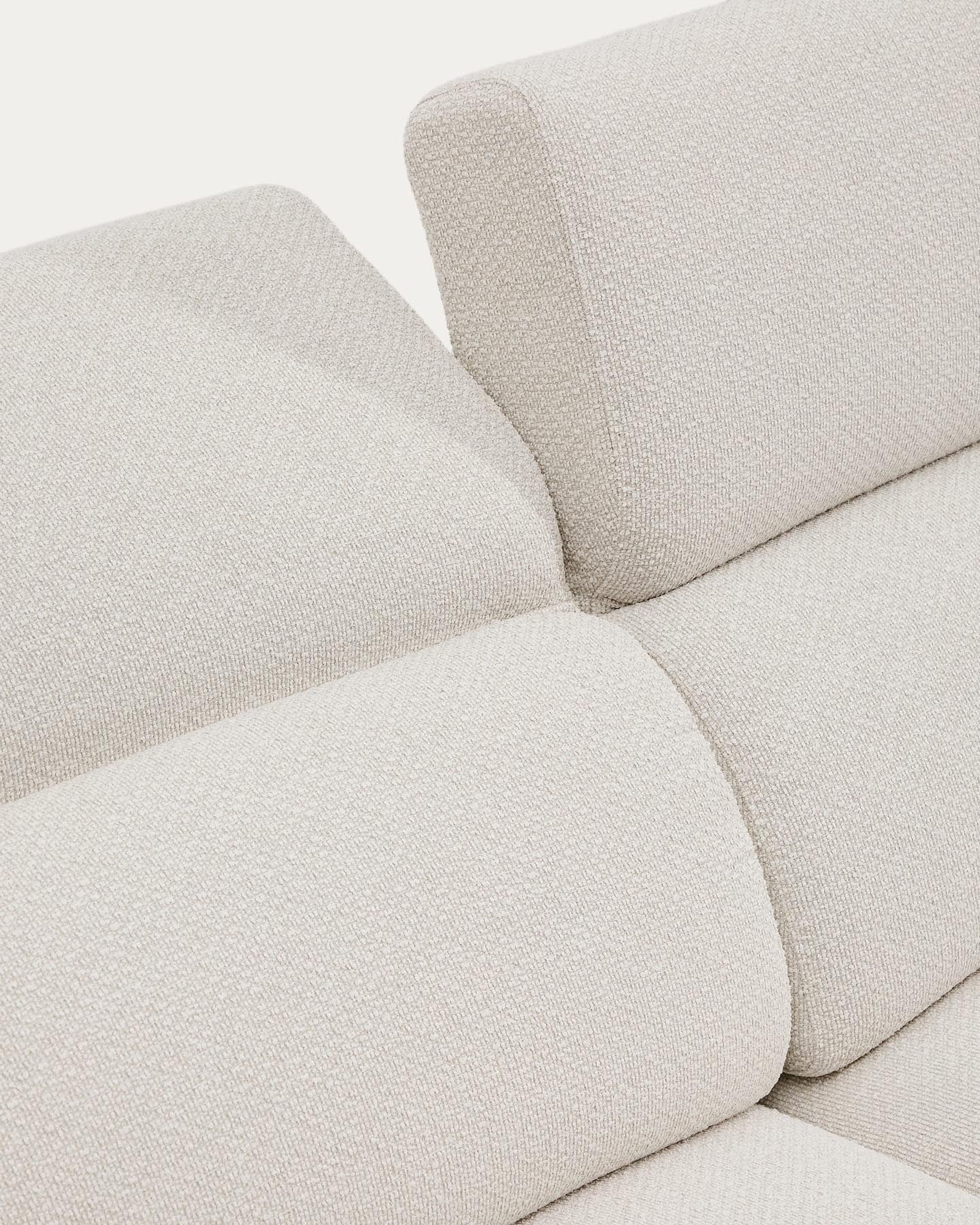 Elegantes 2-Sitzer-Sofa Aurum in sanftem Ecru-Chenille, mit anpassbarem Kopfteil und stabilen, grauen Füßen für zeitgemäßen Wohnstil.