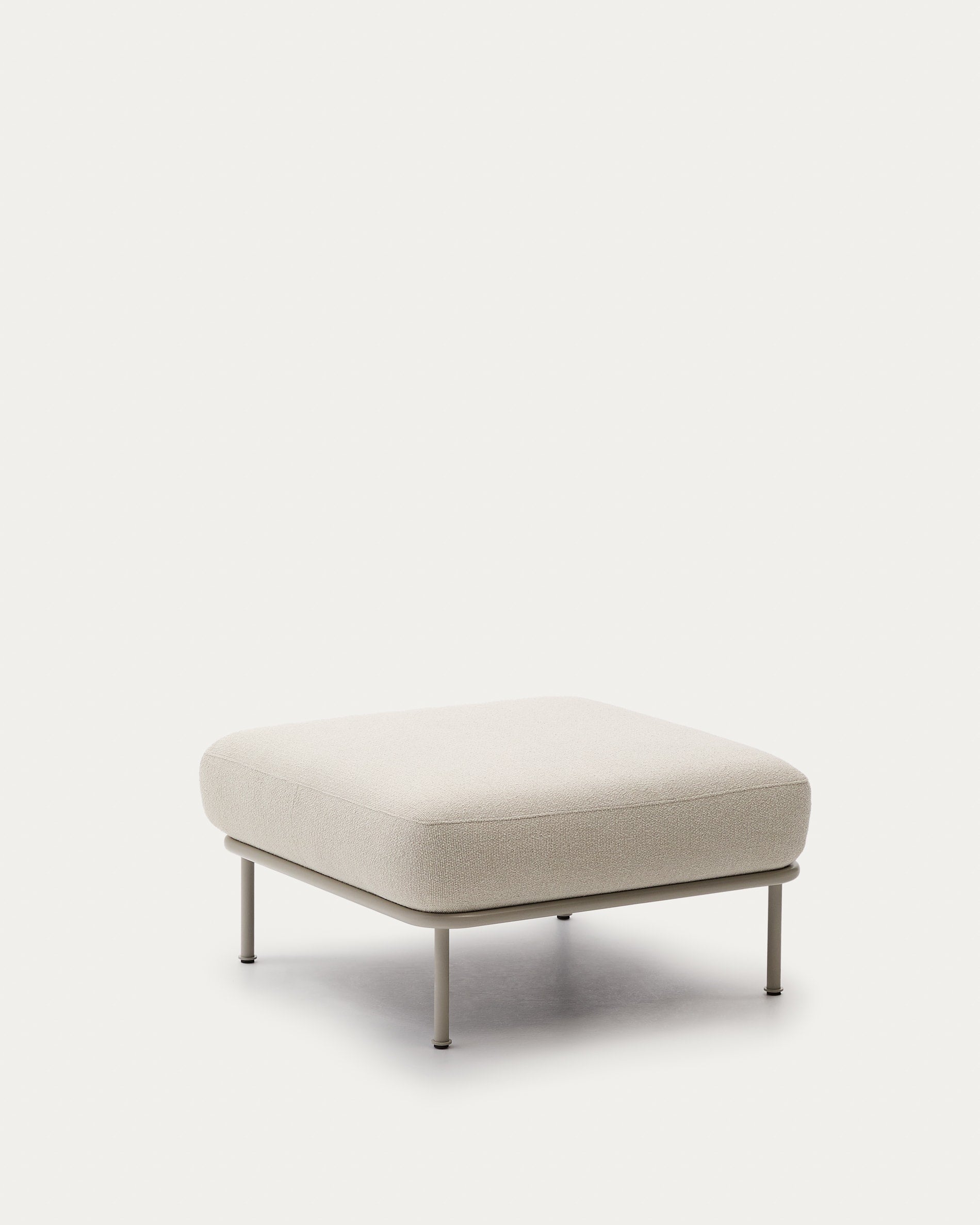 Elegante Fussablage Aurum in sanftem Ecru, 85 x 85 cm, mit robuster mattbeiger Metallbasis, ideal für stilvolle Wohnräume.