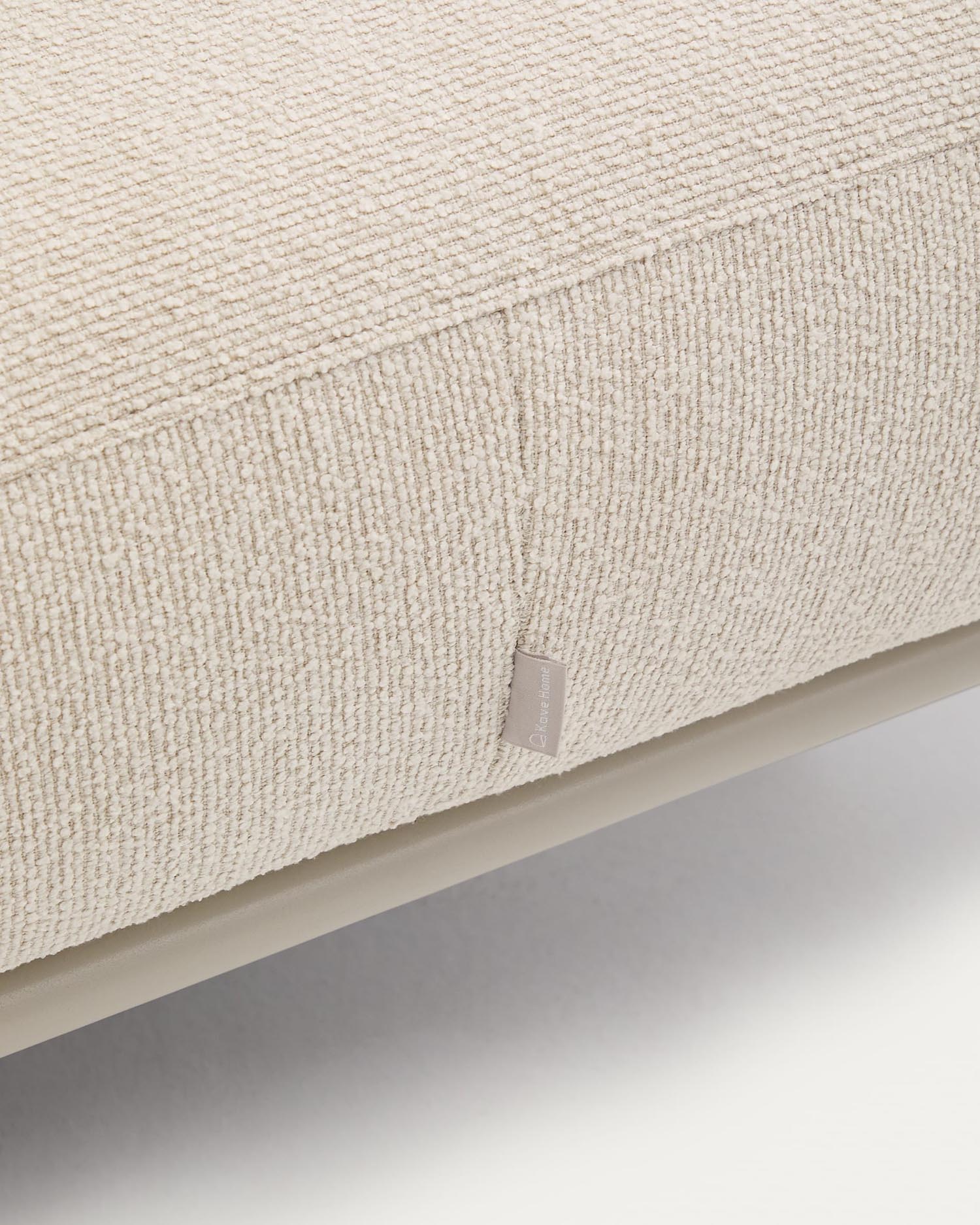Die Fussablage Aurum in Ecru vereint Komfort und Stil. Mit 85 x 85 cm und pflegeleichtem Chenille-Bezug ist sie ideal für jedes Wohnzimmer.