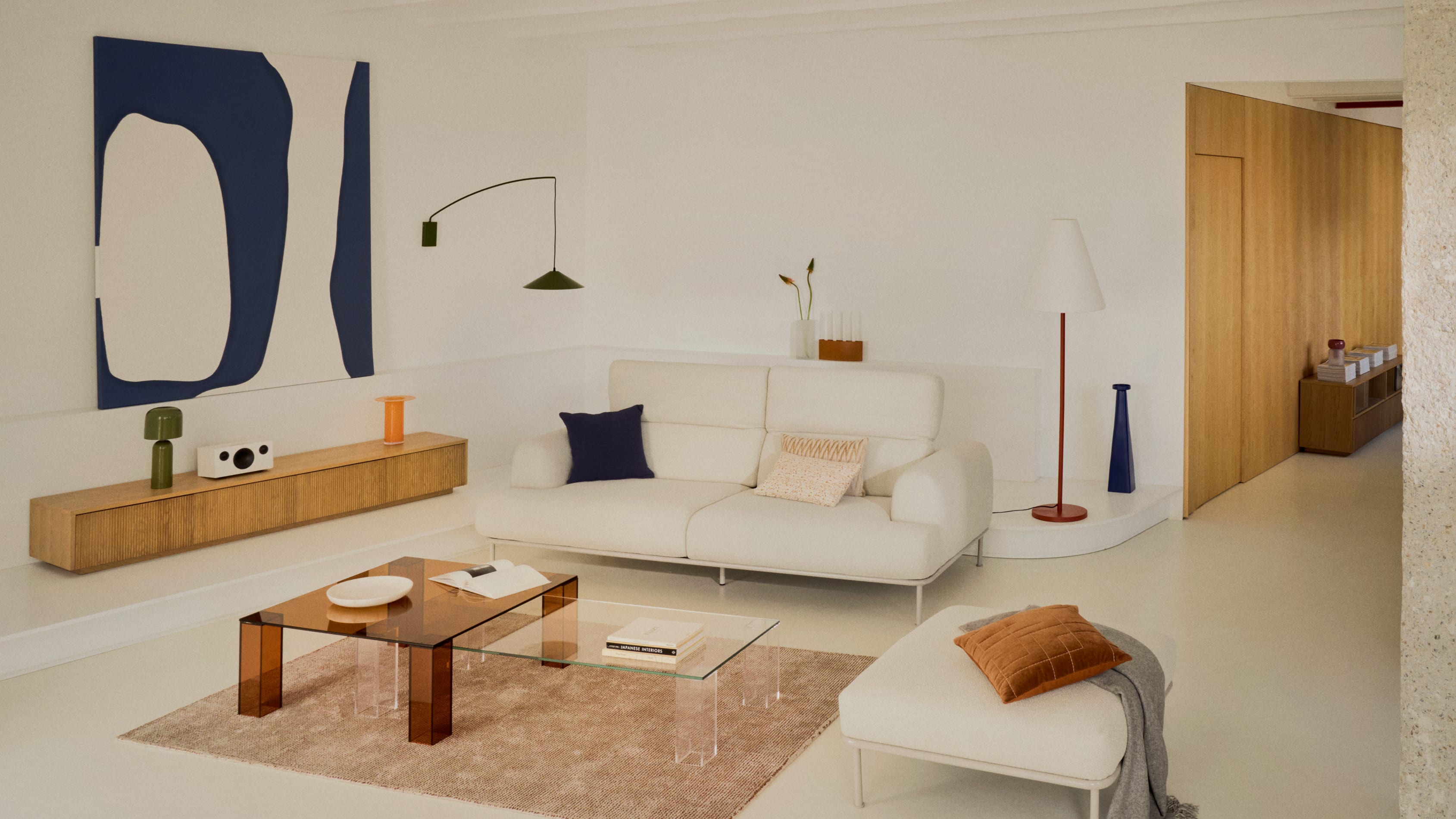 Elegante Fussstütze Aurum in Ecru, 85x85 cm, mit beigem Metallgestell, FSC-zertifiziert, modern und umweltfreundlich.