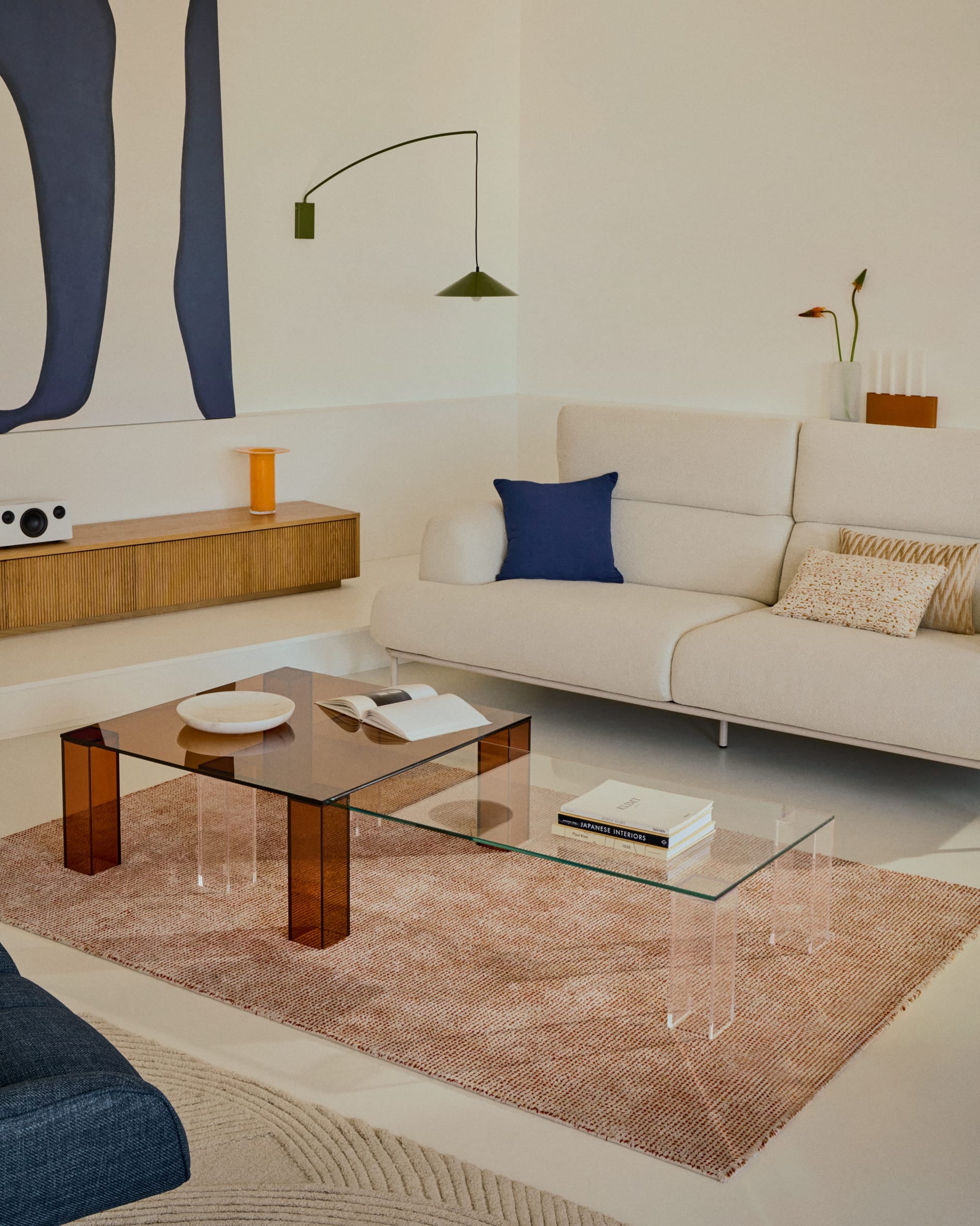 Elegante Fussstütze Aurum in Ecru mit stabilem mattbeigem Metallgestell, 85x85 cm, nachhaltig mit FSC Mix Credit.