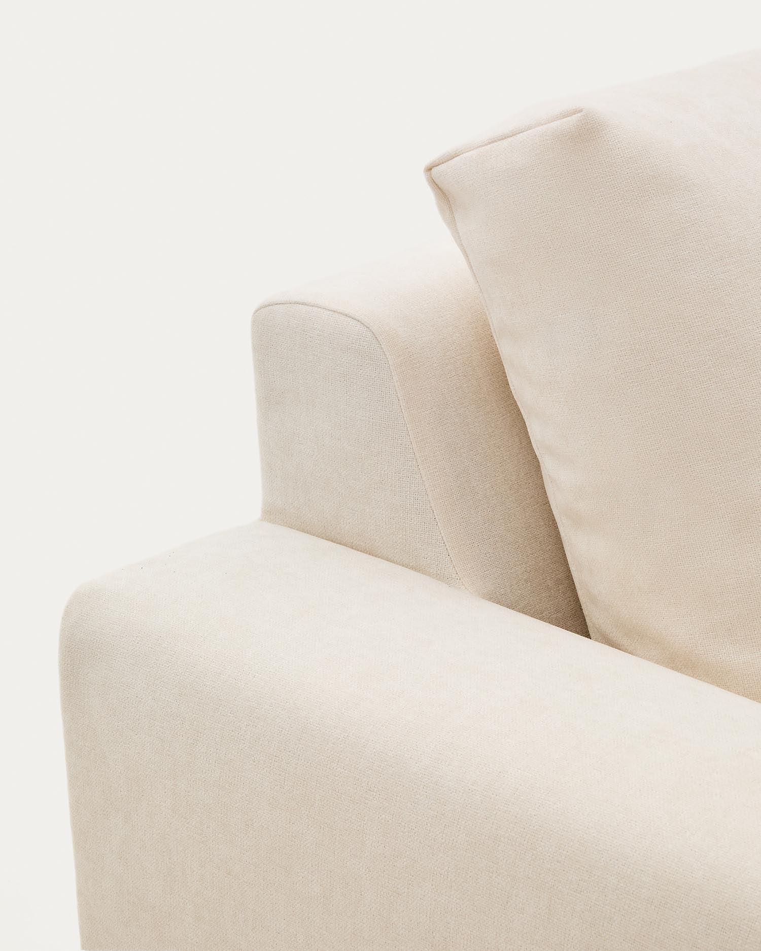 Entdecken Sie das modulare Sofa Alea für 4 Personen: Hochwertige Materialien, flexibles Design und pflegeleichter Chenillebezug für Ihr Zuhause.