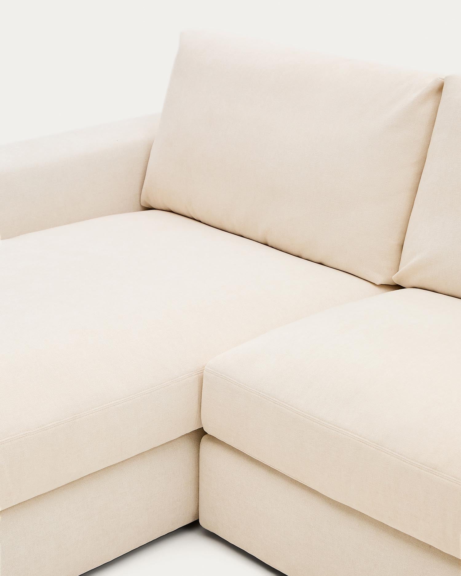 Modulares Sofa Alea von Kave Home für 5 Personen, ausgestattet mit abnehmbarem Chenille-Bezug und stilvoller Chaiselongue auf der linken Seite.
